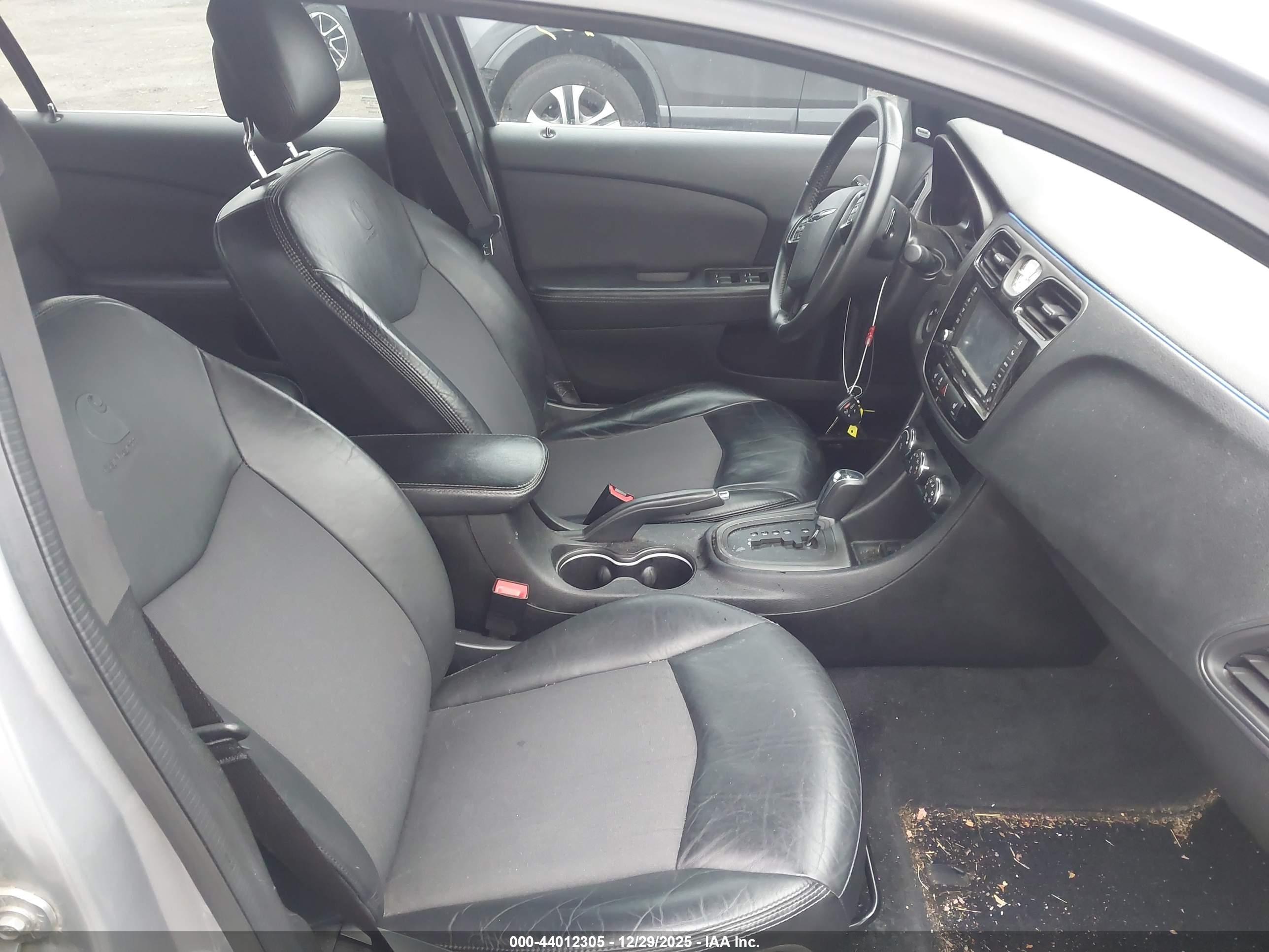 CHRYSLER 200 image 5