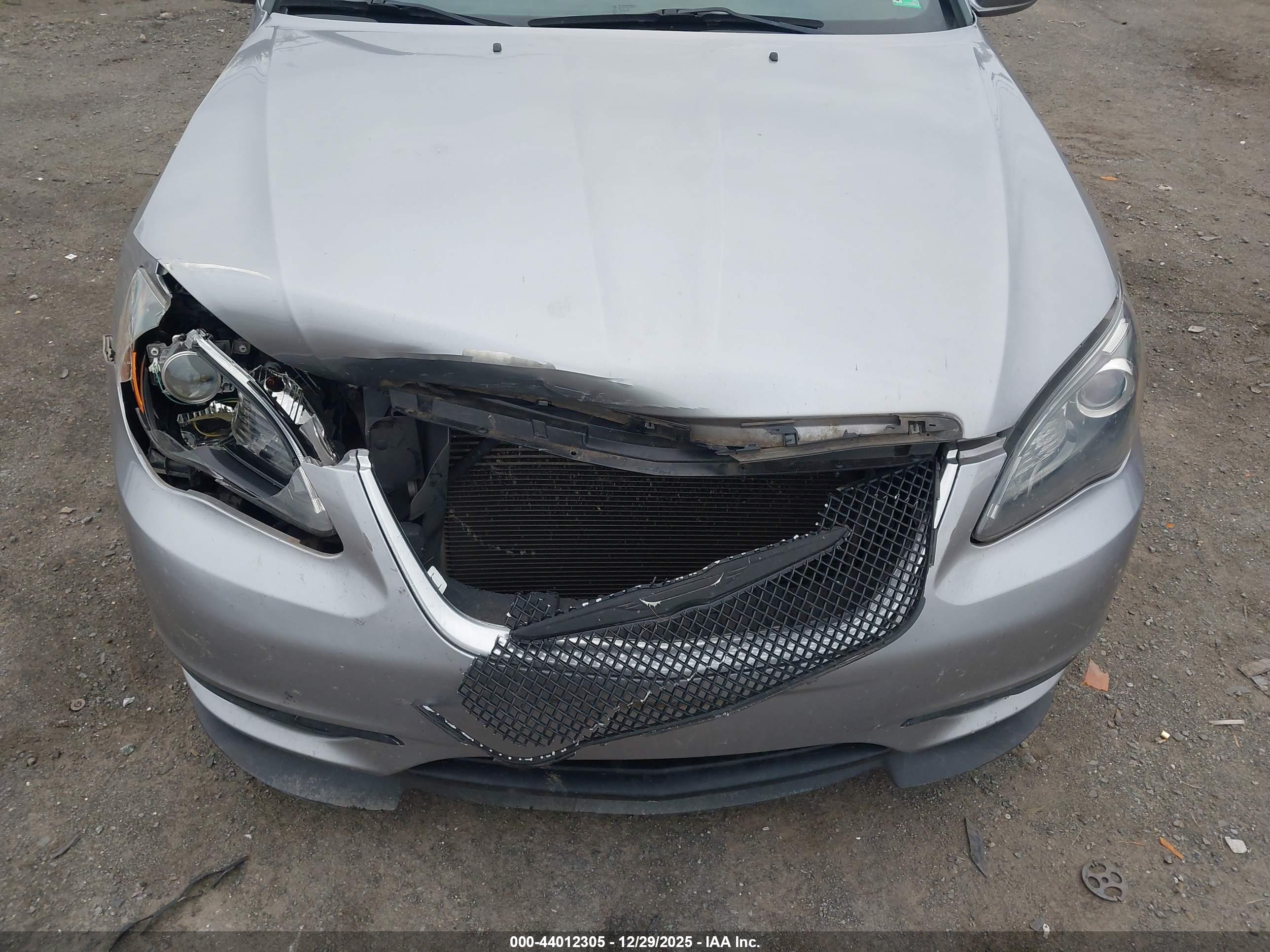 CHRYSLER 200 image 6