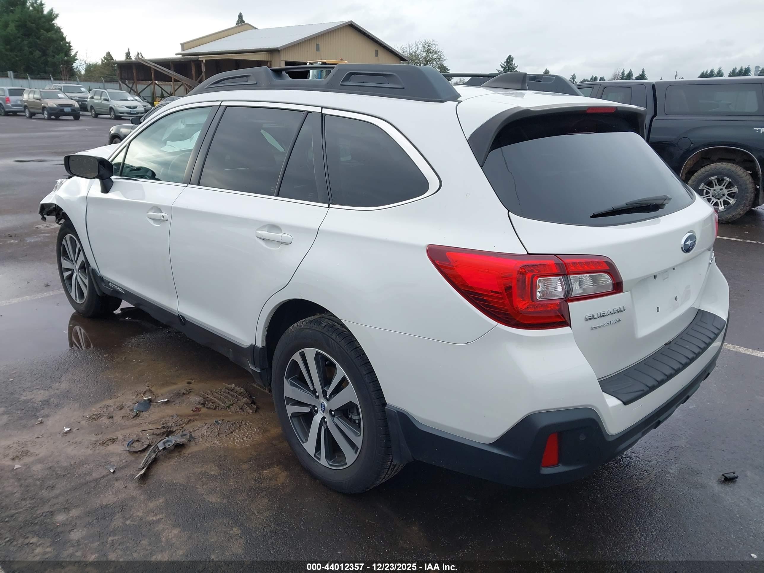 SUBARU OUTBACK image 3