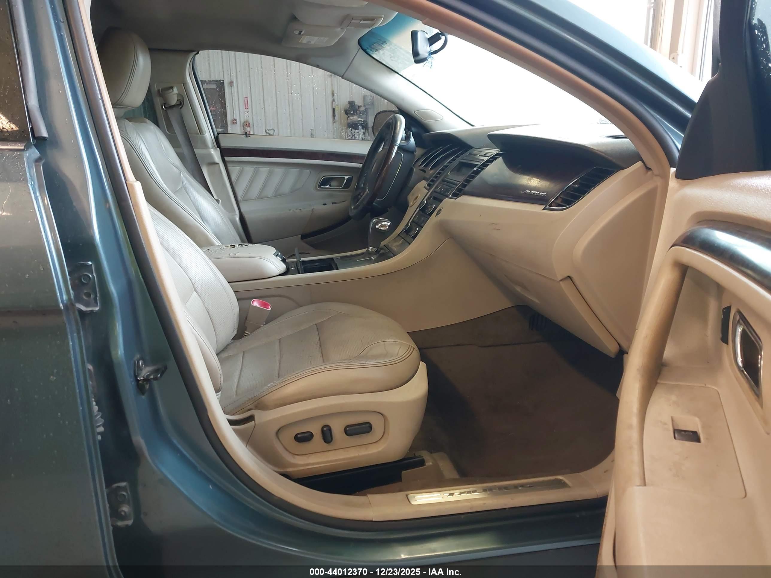 FORD TAURUS image 5