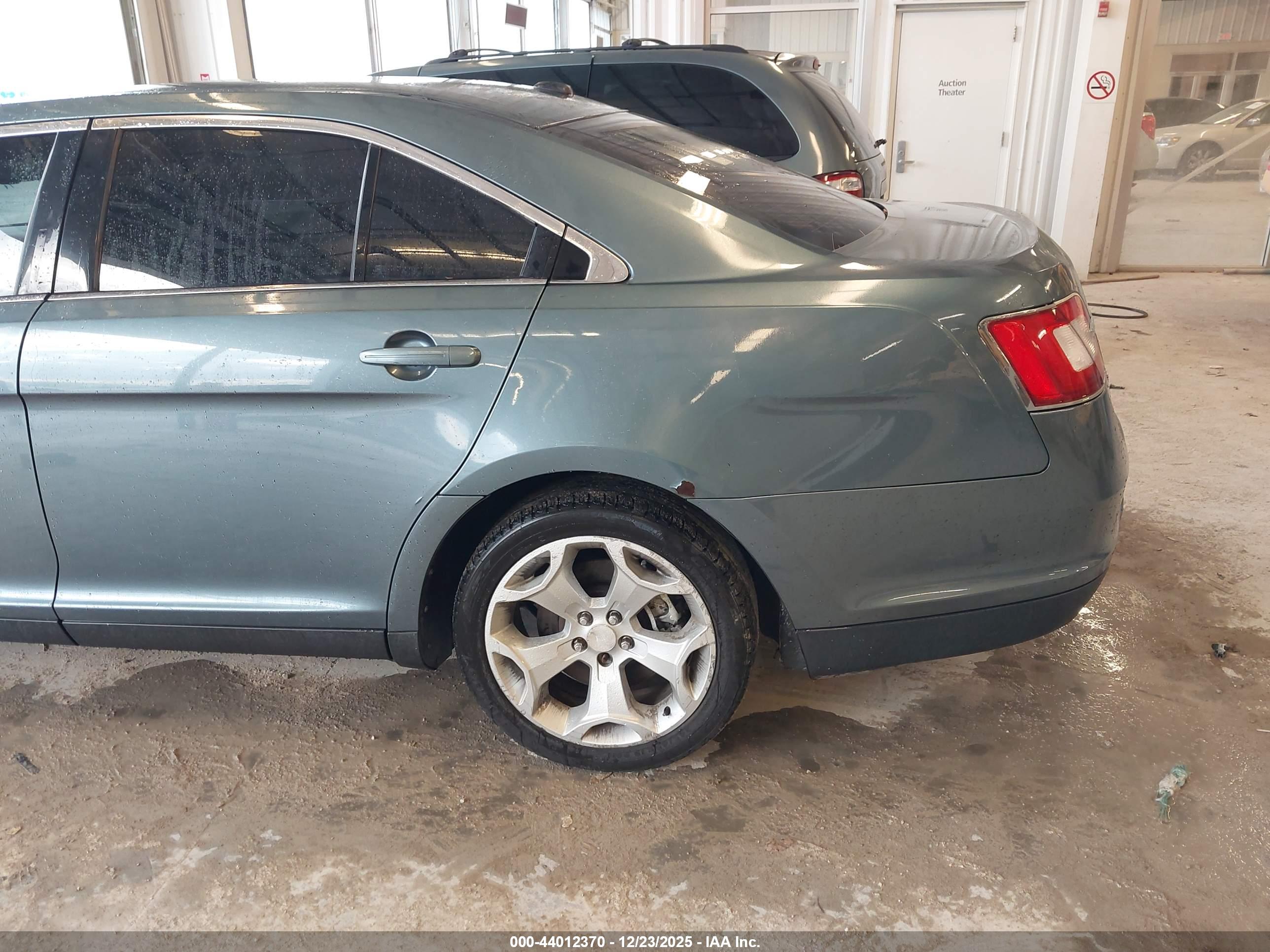 FORD TAURUS image 6