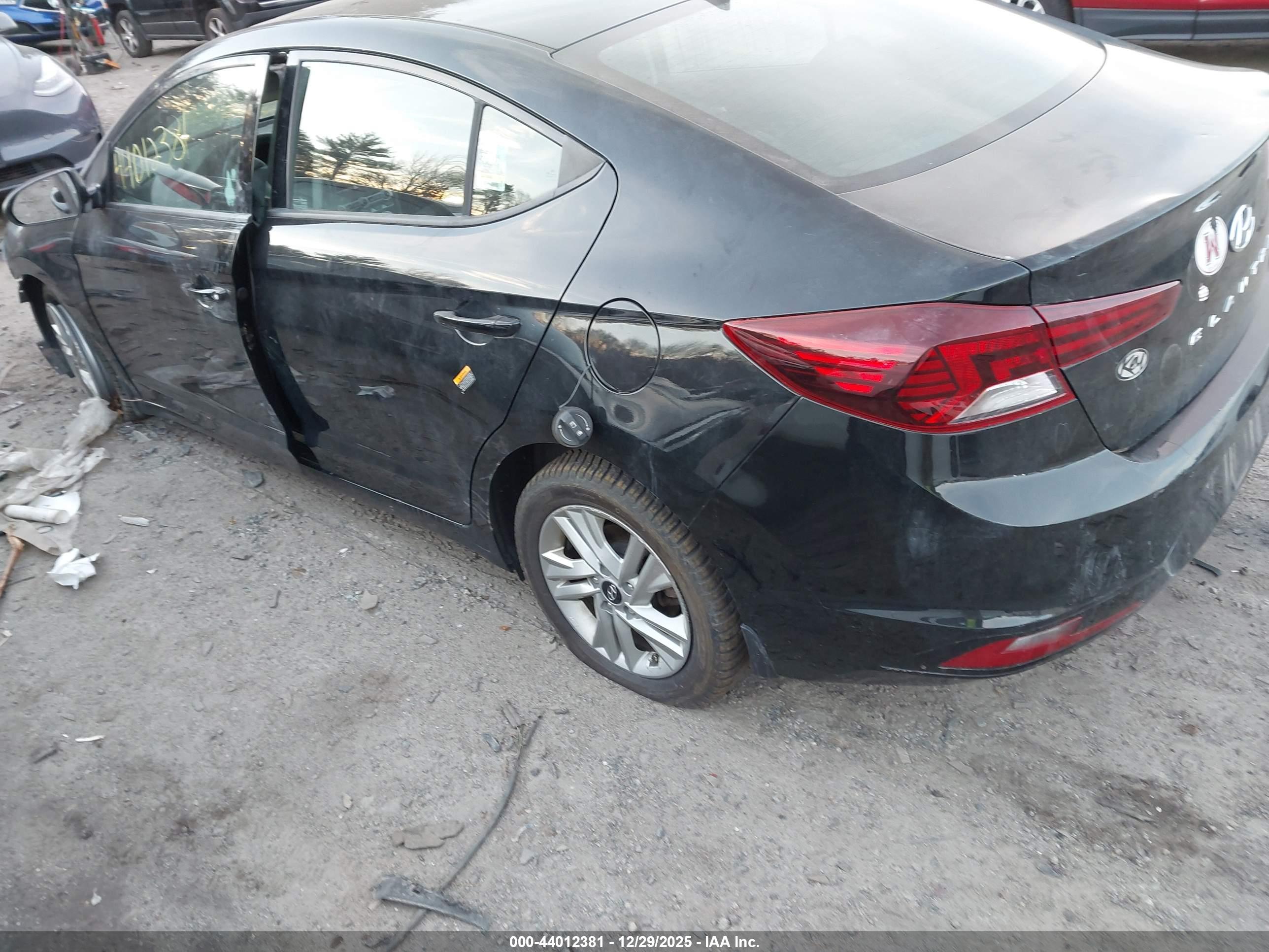 HYUNDAI ELANTRA image 3