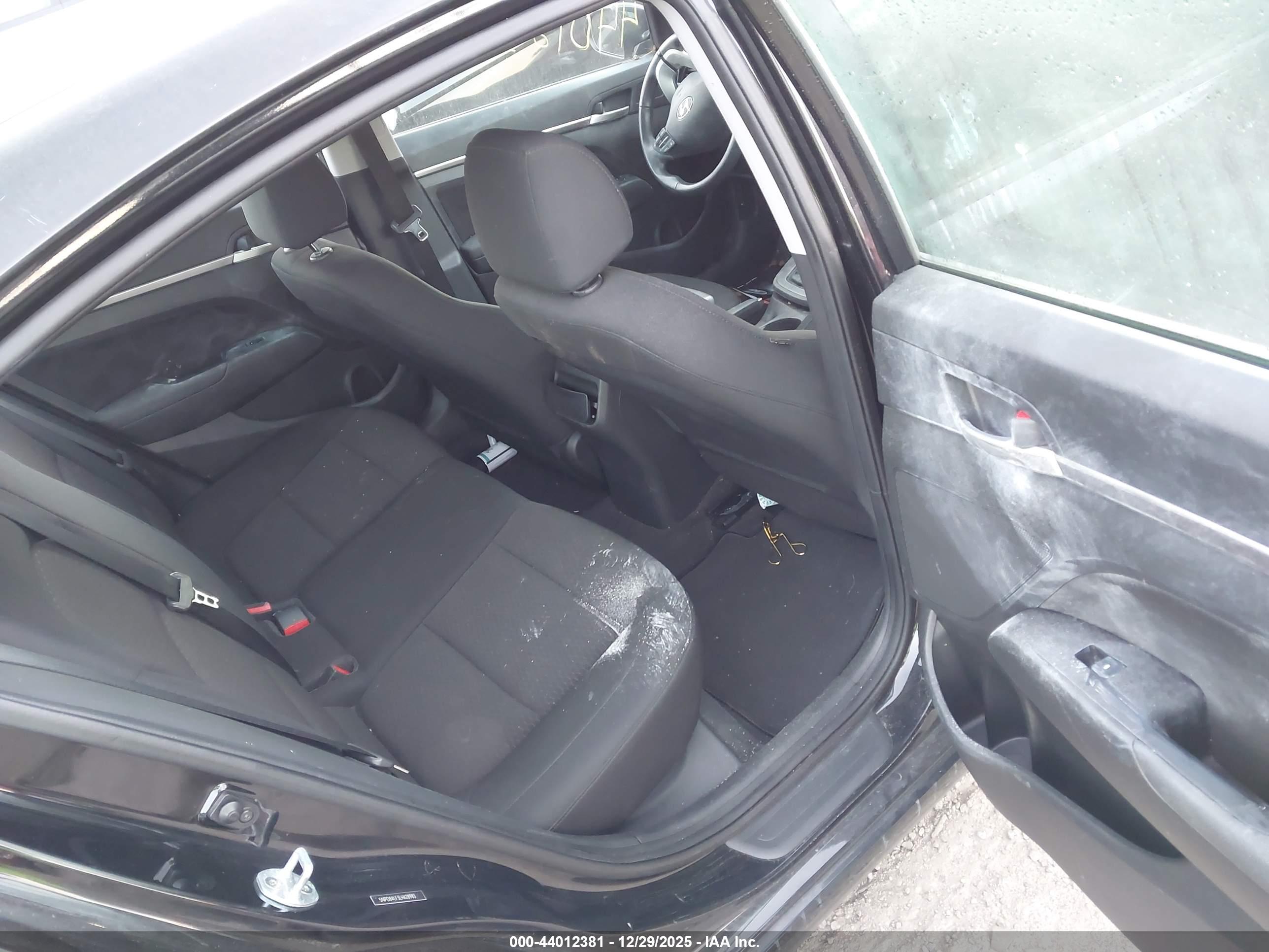 HYUNDAI ELANTRA image 8