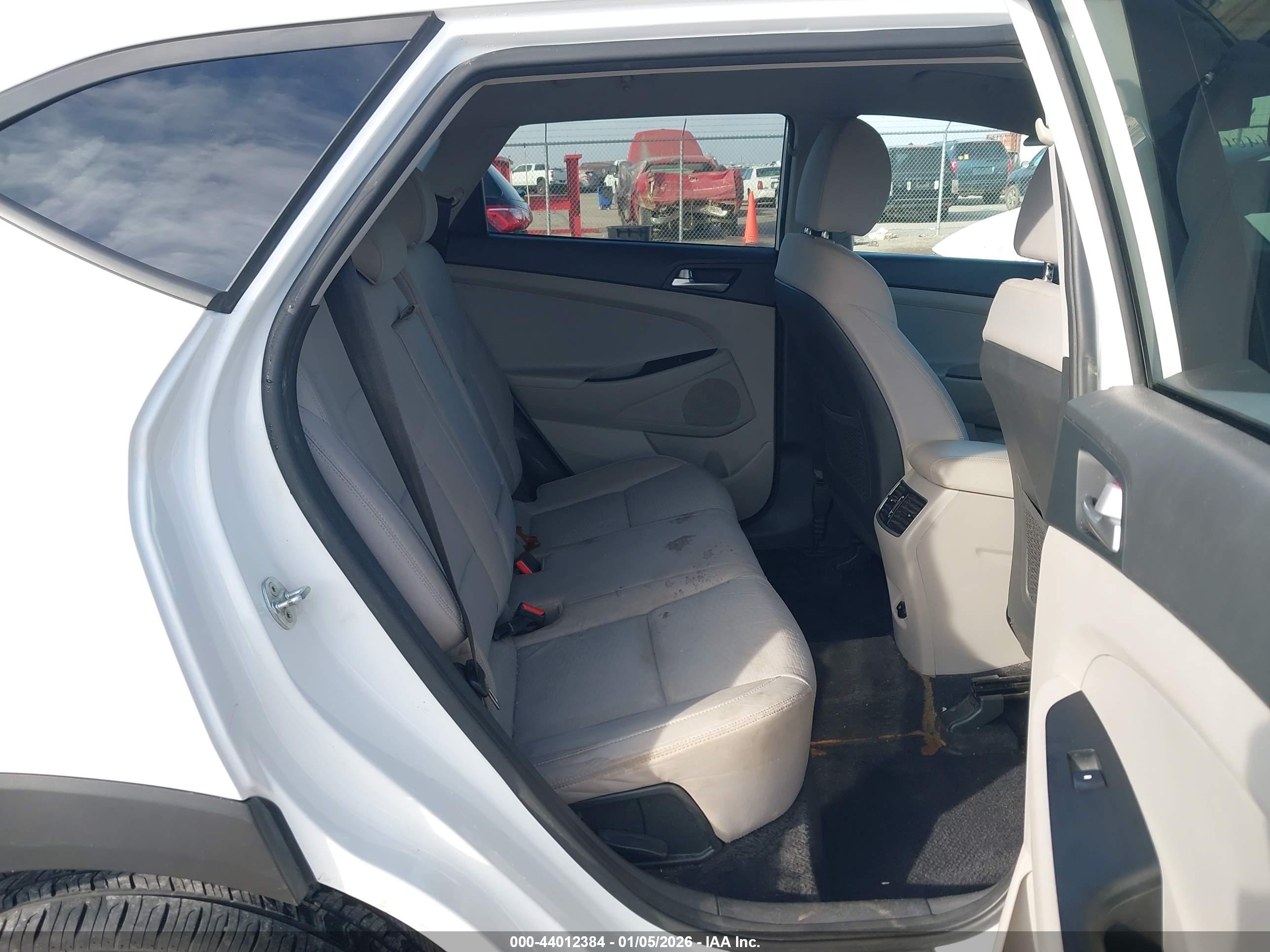 HYUNDAI TUCSON image 8