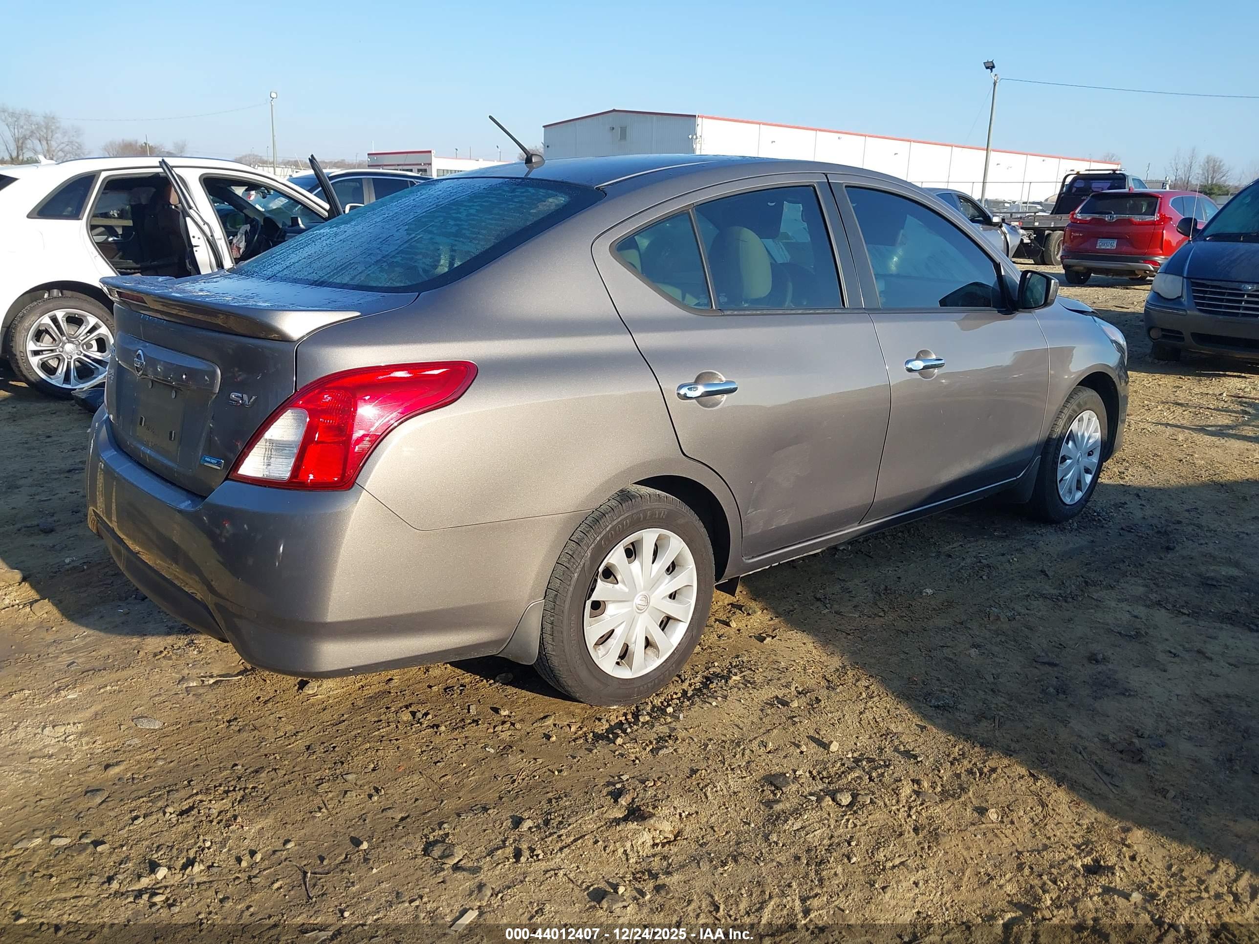 NISSAN VERSA image 4