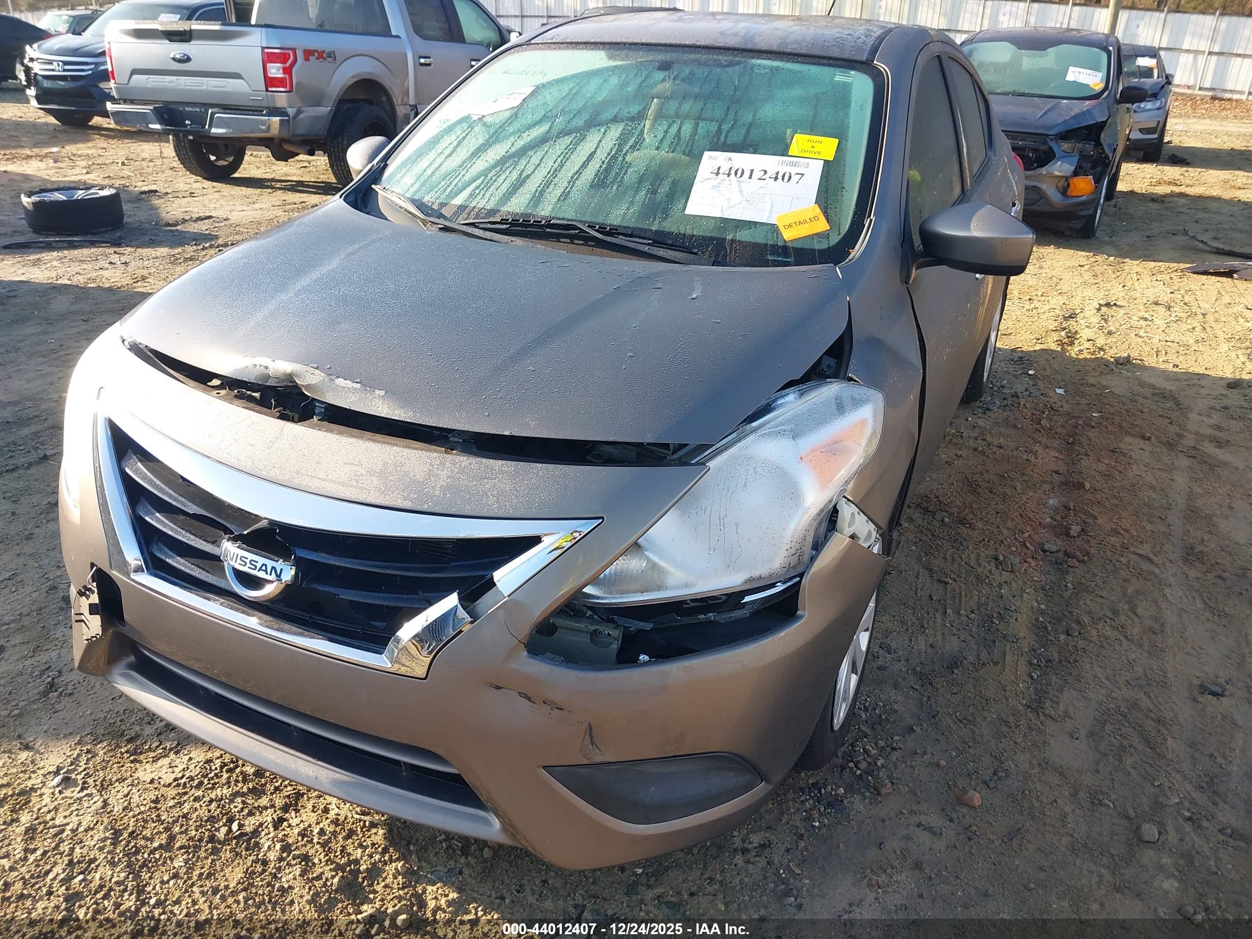 NISSAN VERSA image 6