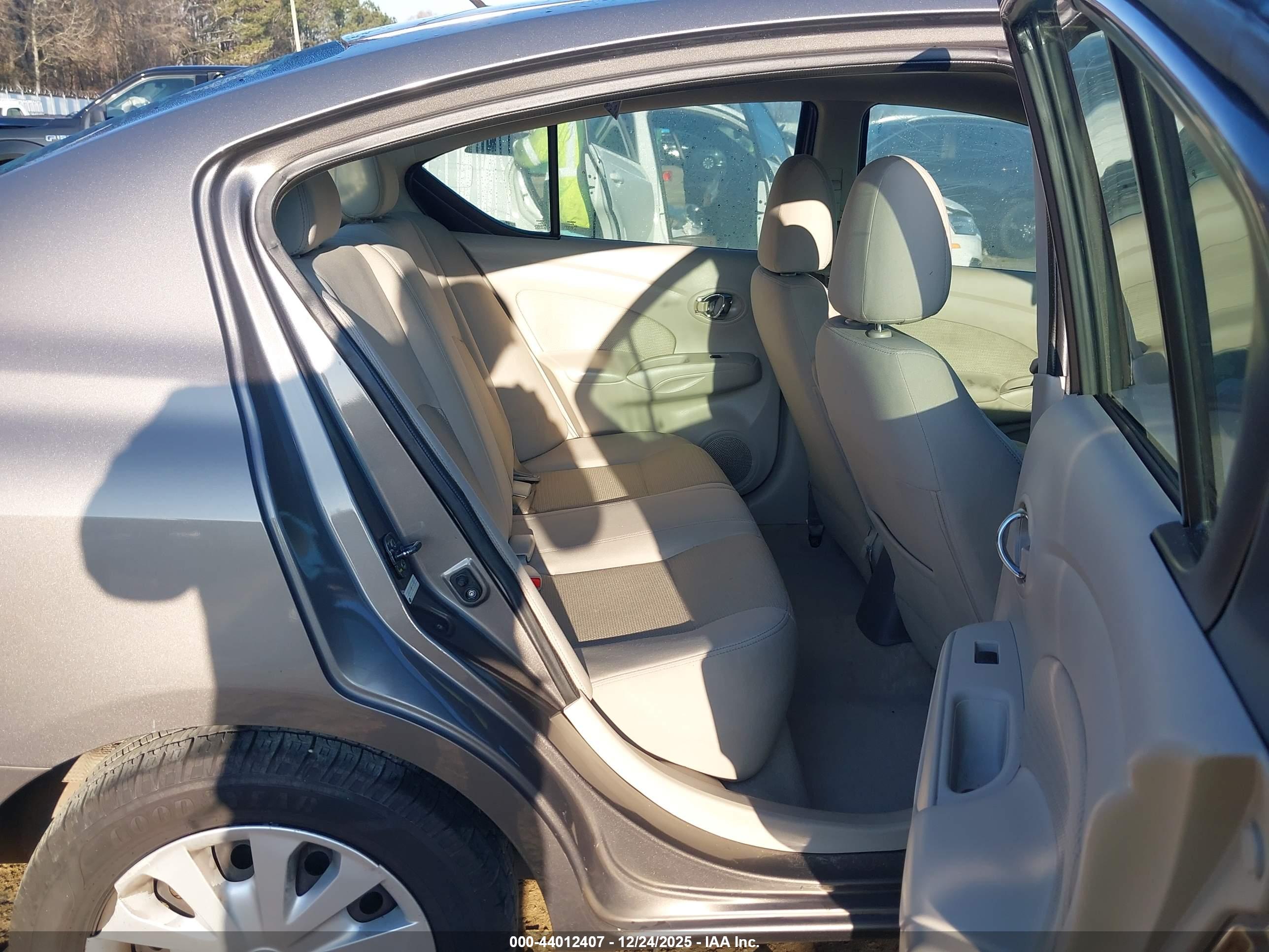 NISSAN VERSA image 8