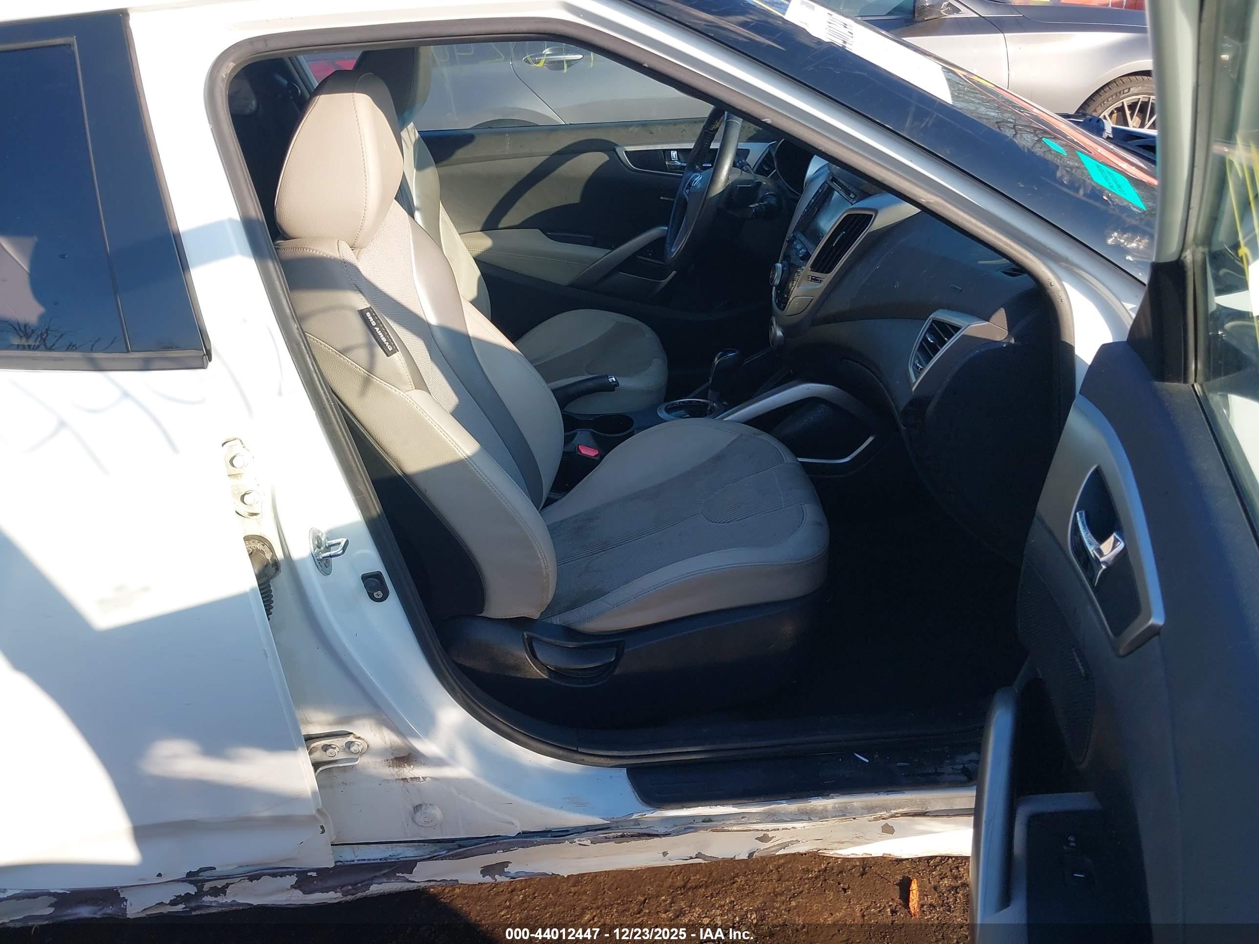 HYUNDAI VELOSTER image 5