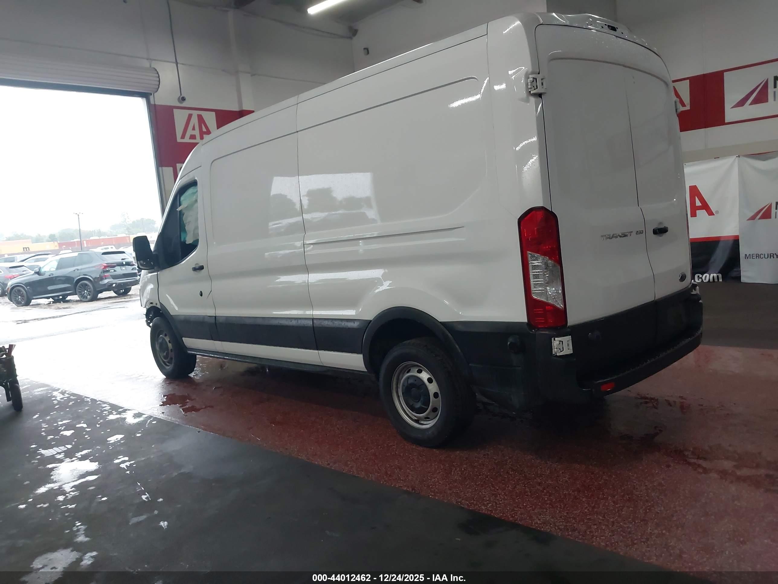 FORD TRANSIT-250 image 3