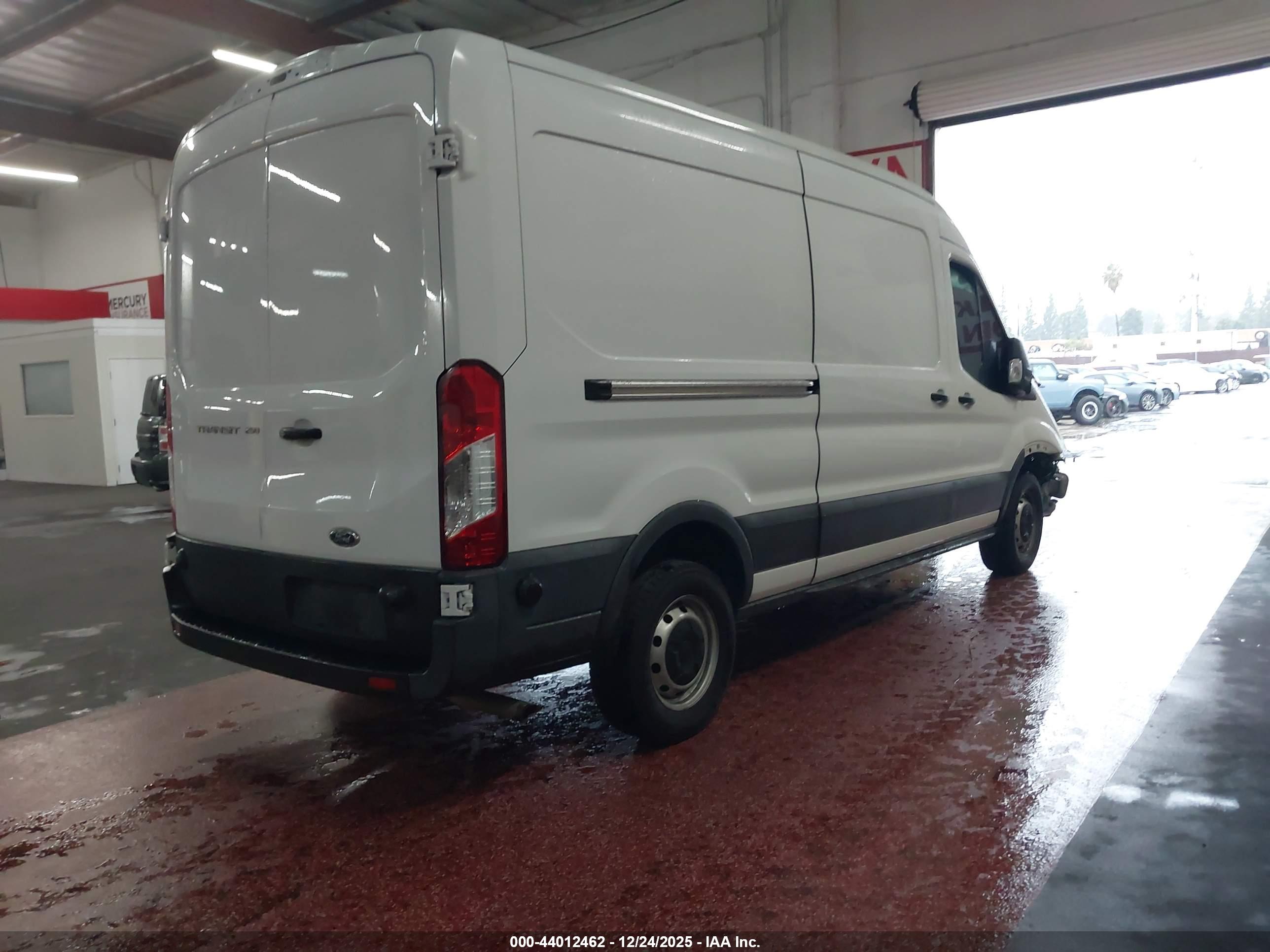 FORD TRANSIT-250 image 4