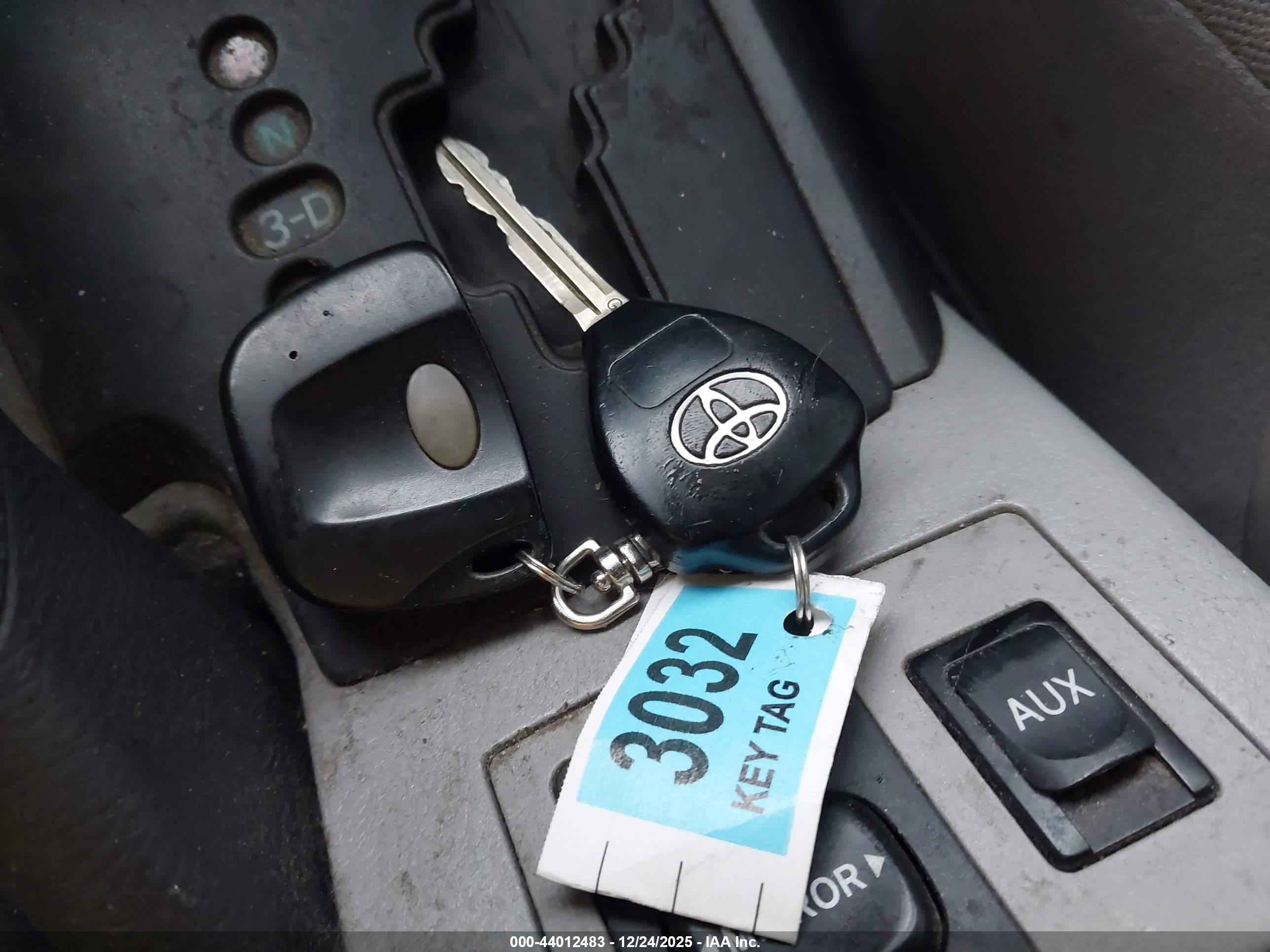 TOYOTA RAV4 image 11