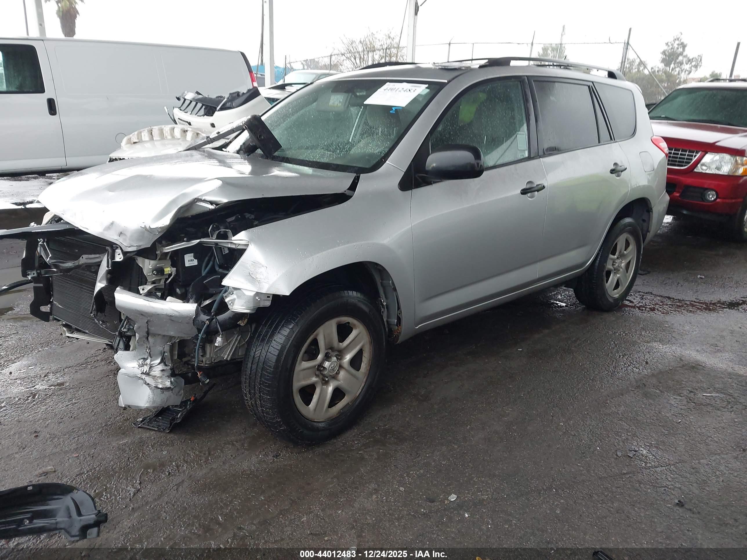TOYOTA RAV4 image 2