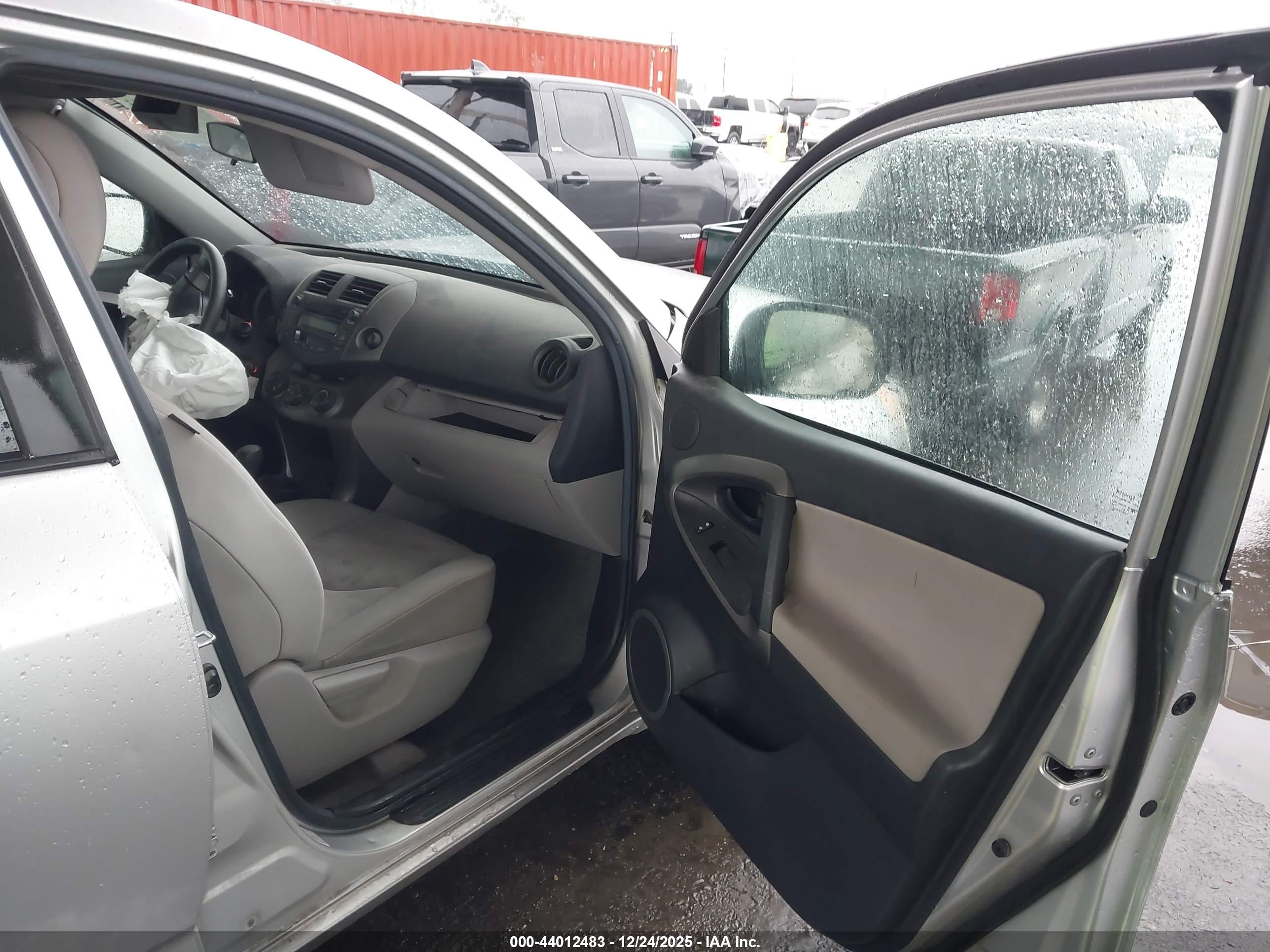 TOYOTA RAV4 image 5