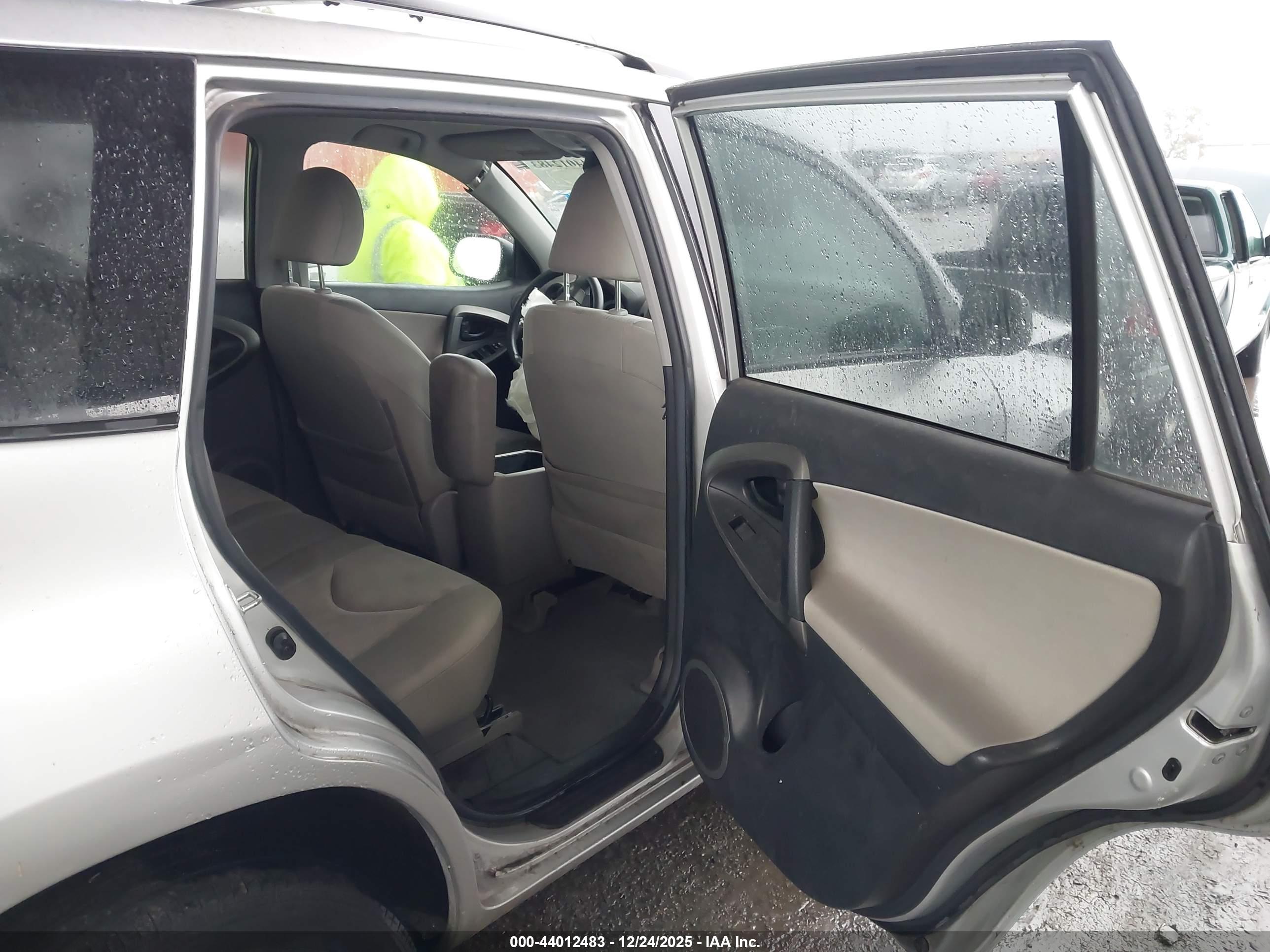 TOYOTA RAV4 image 8