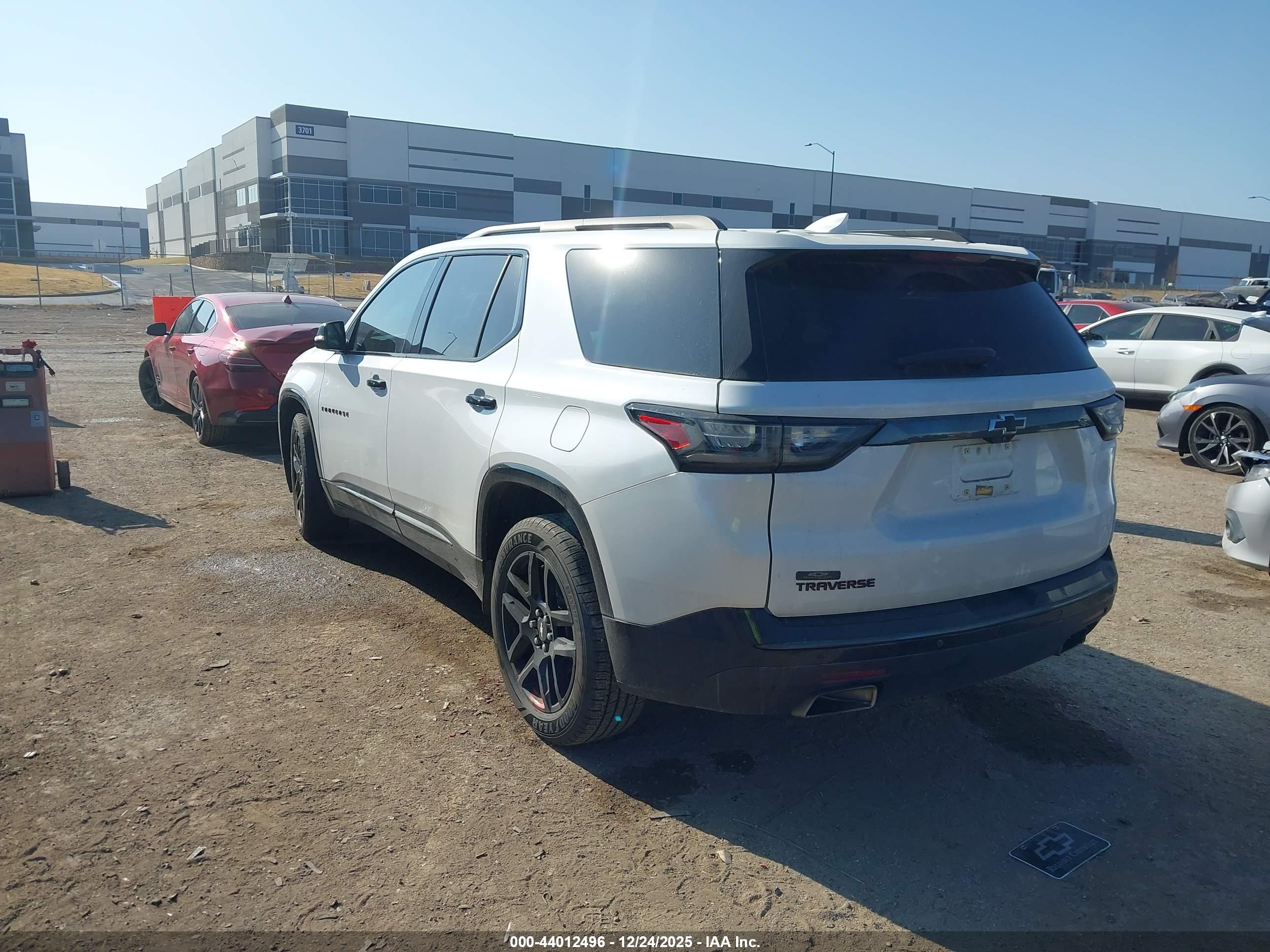 CHEVROLET TRAVERSE image 3
