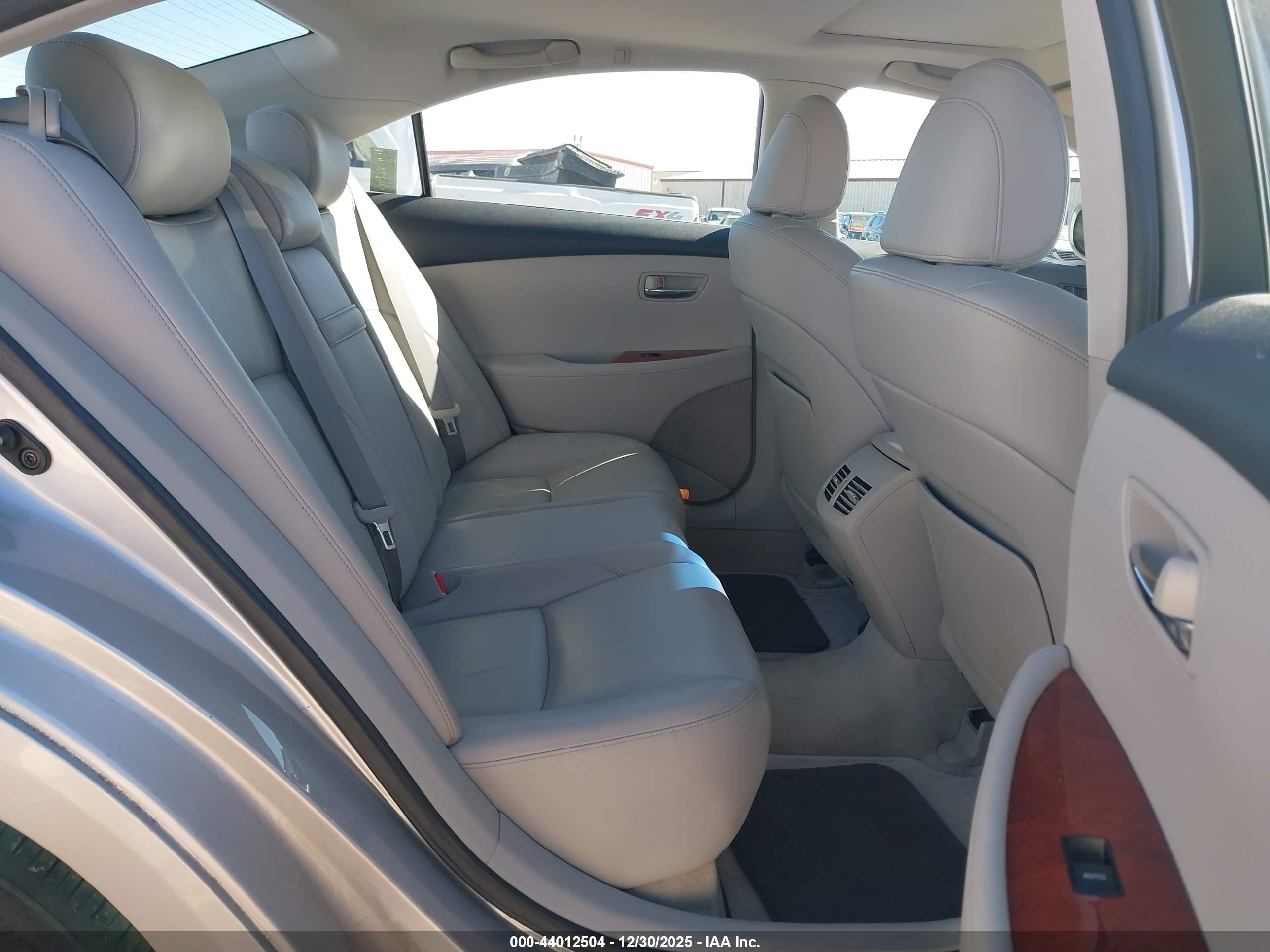 LEXUS ES image 8