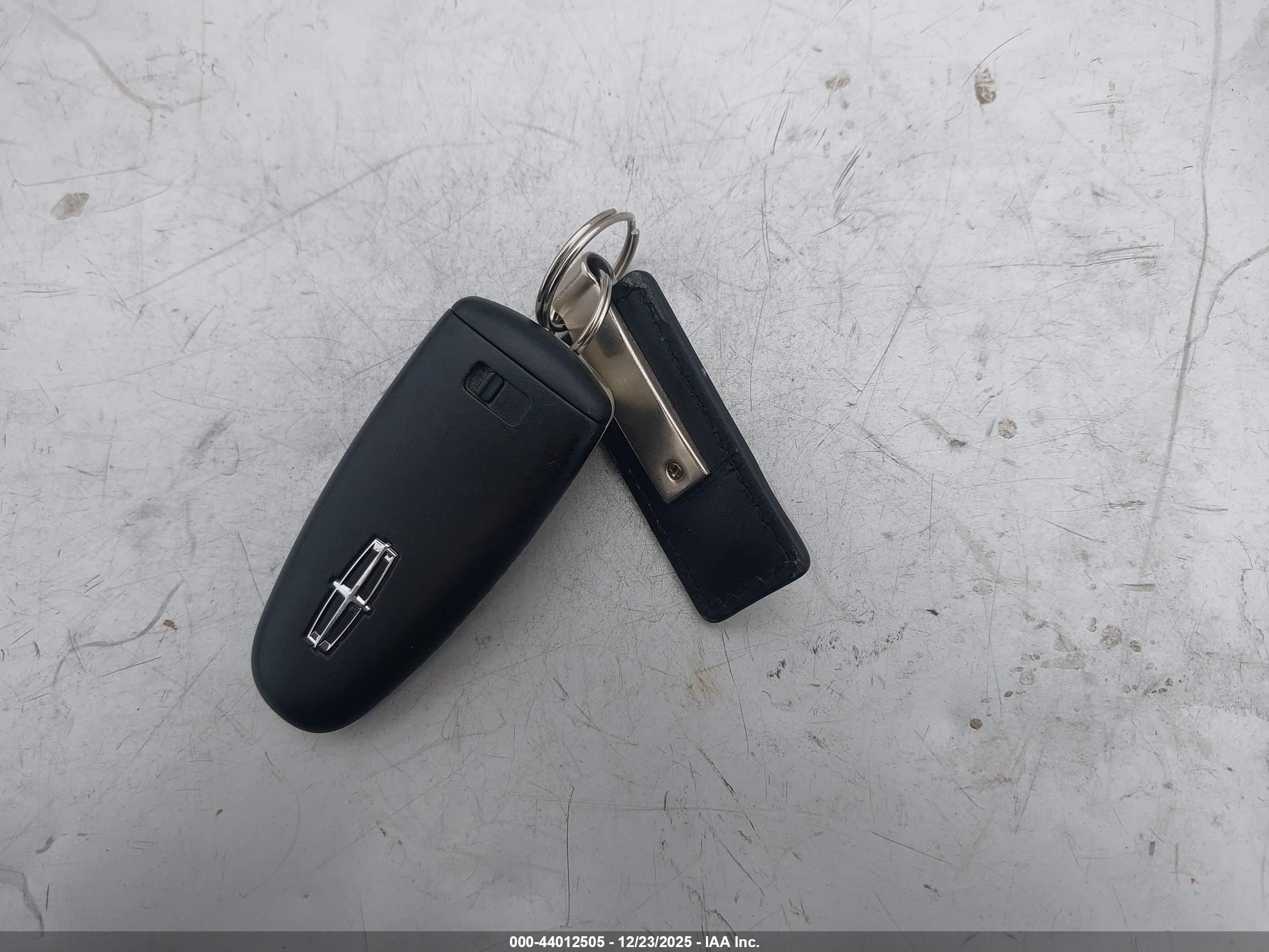 LINCOLN MKS image 11