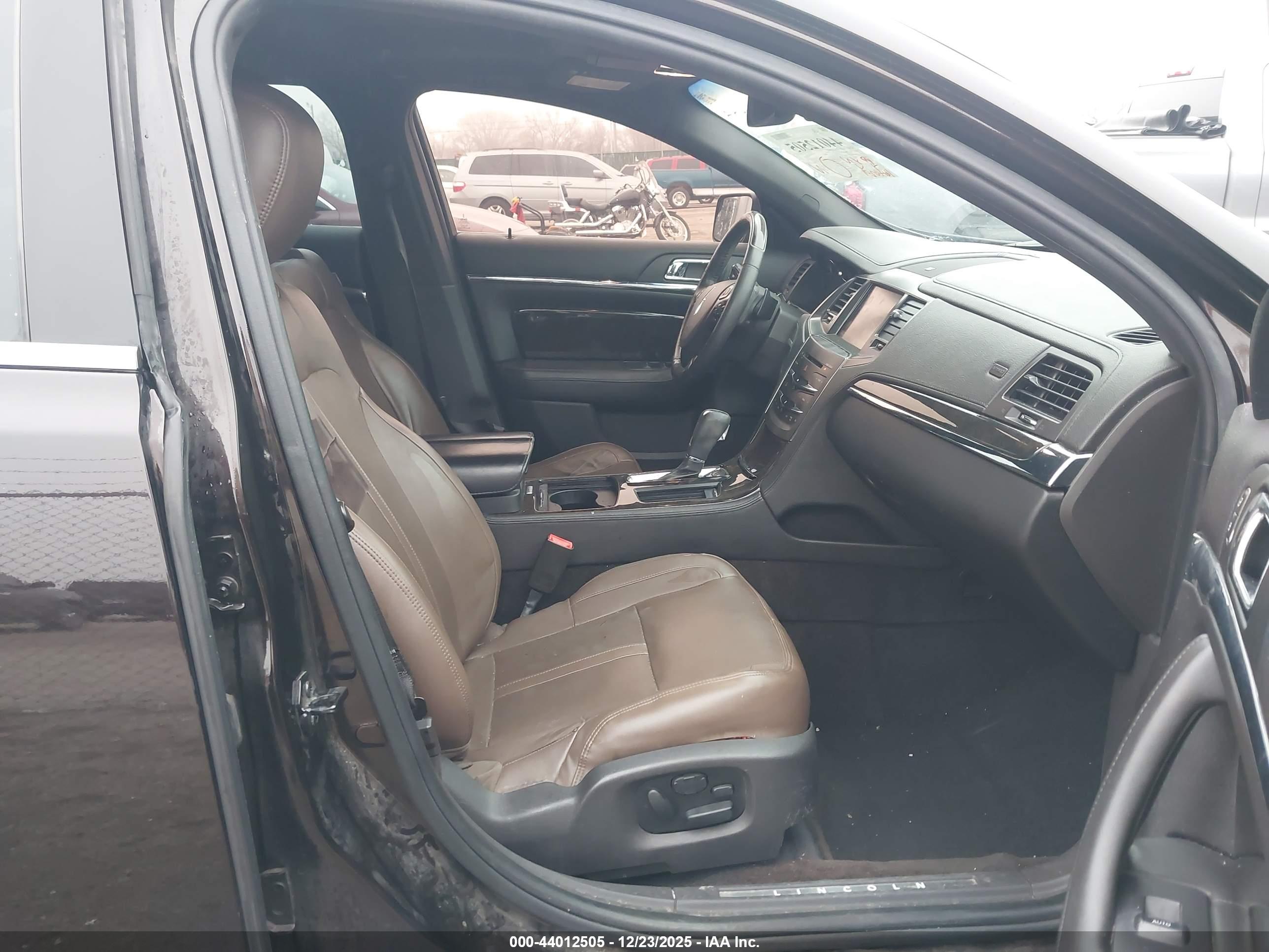 LINCOLN MKS image 5