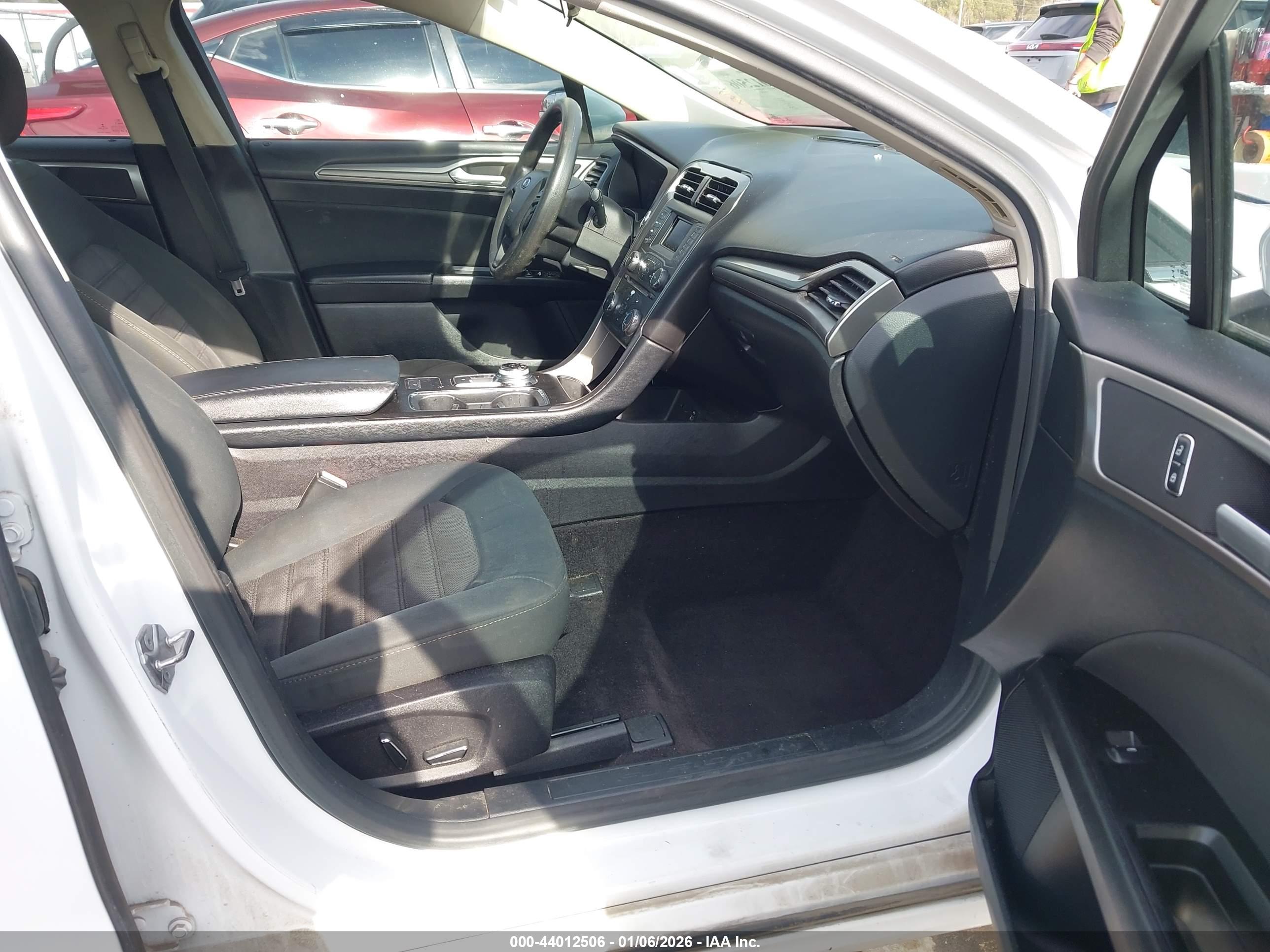 FORD FUSION image 5