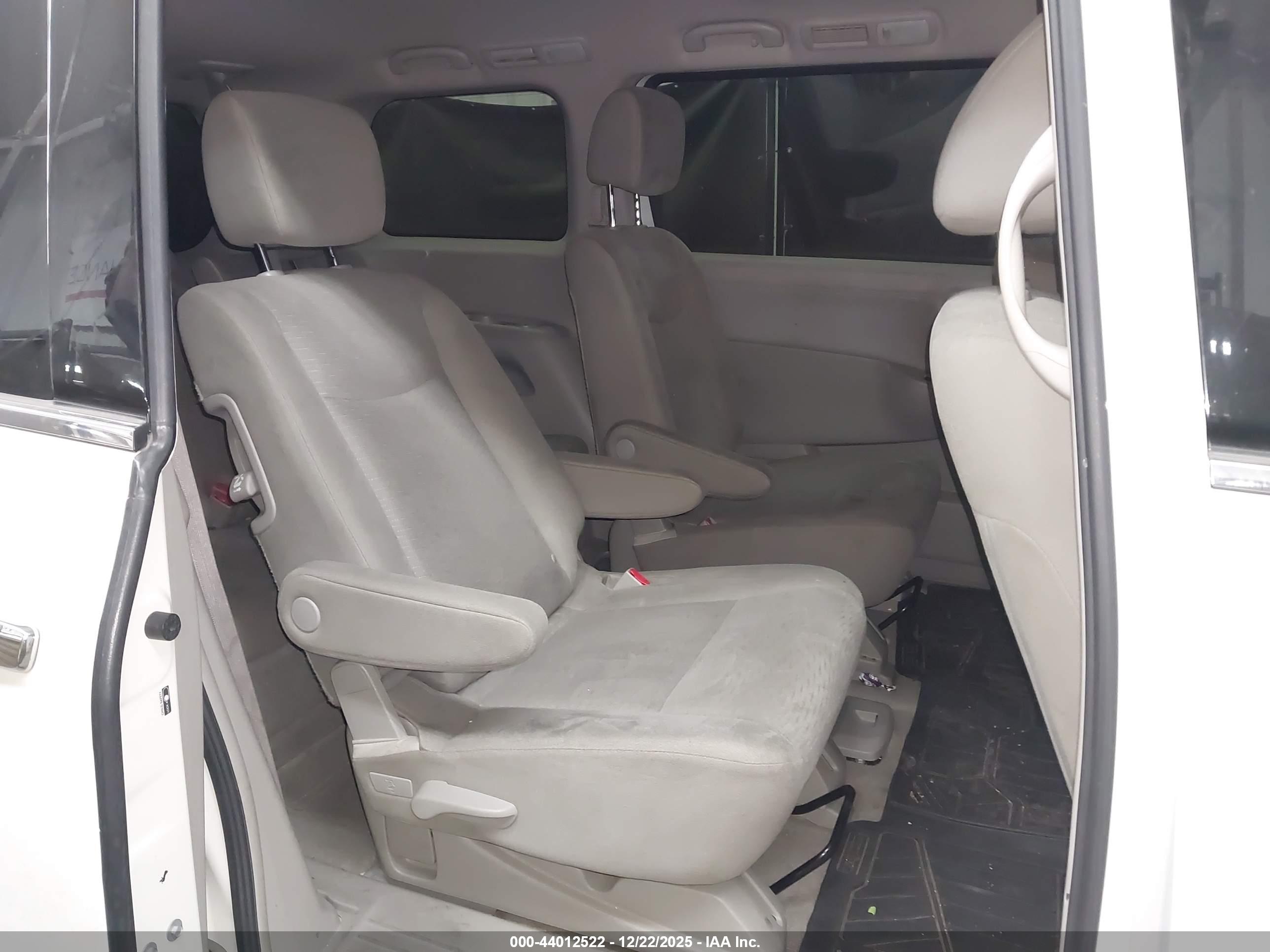 NISSAN QUEST image 8