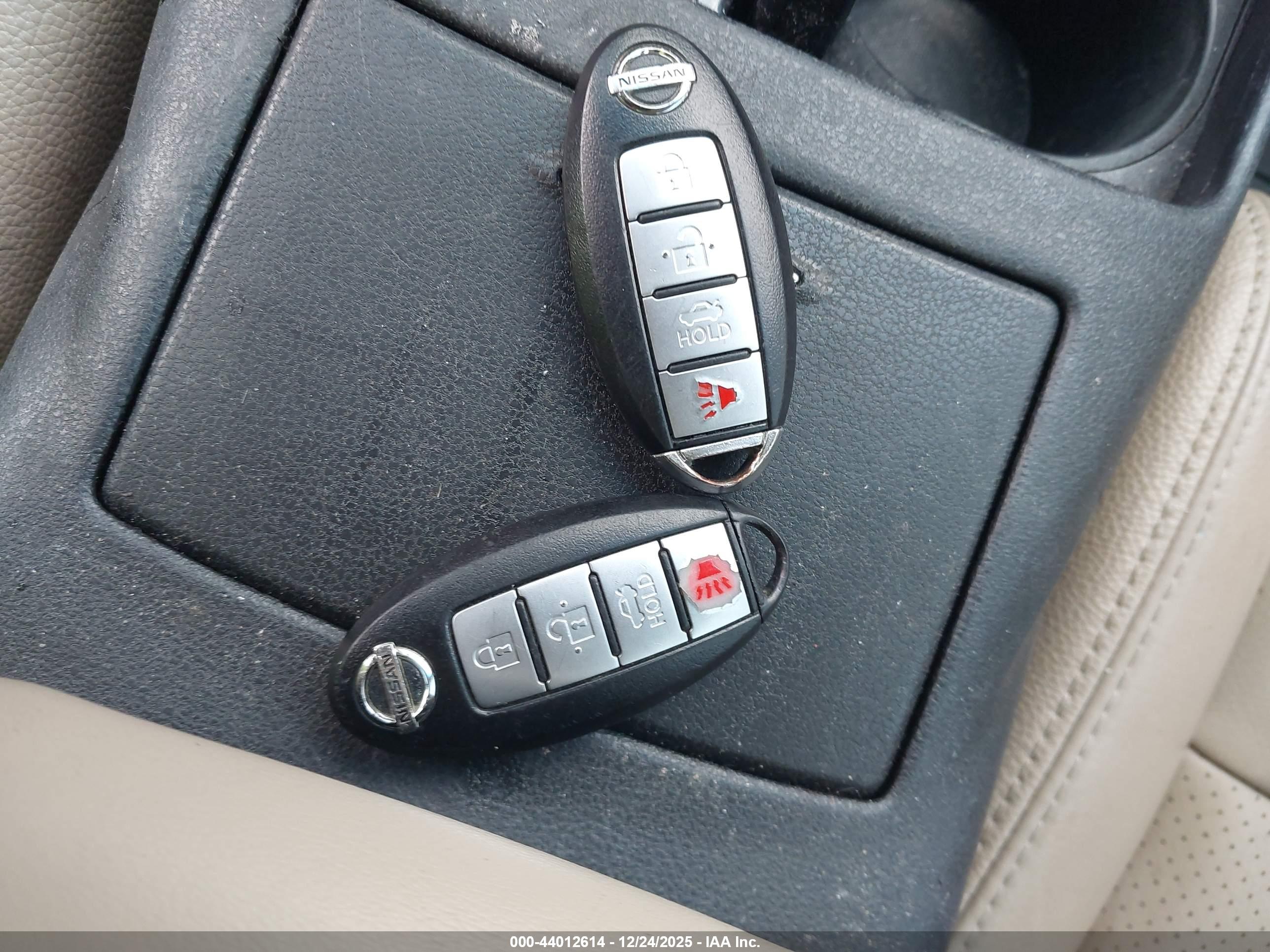 NISSAN MAXIMA image 11