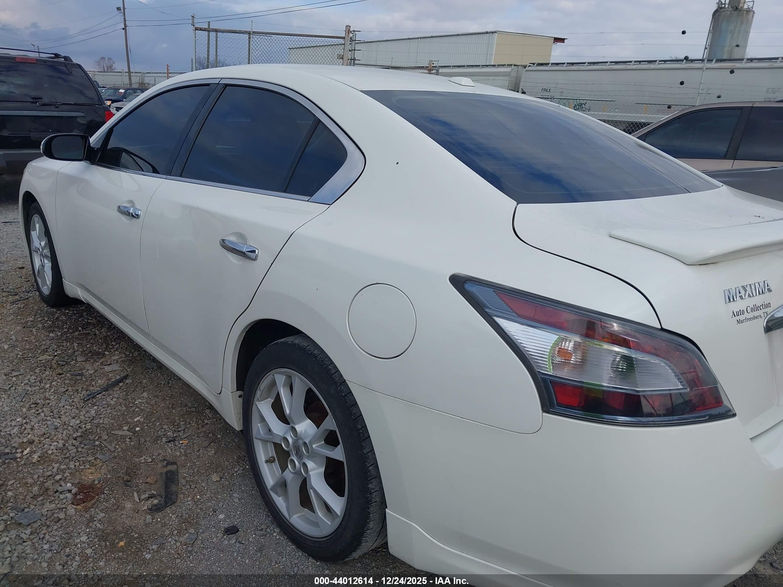 NISSAN MAXIMA image 3