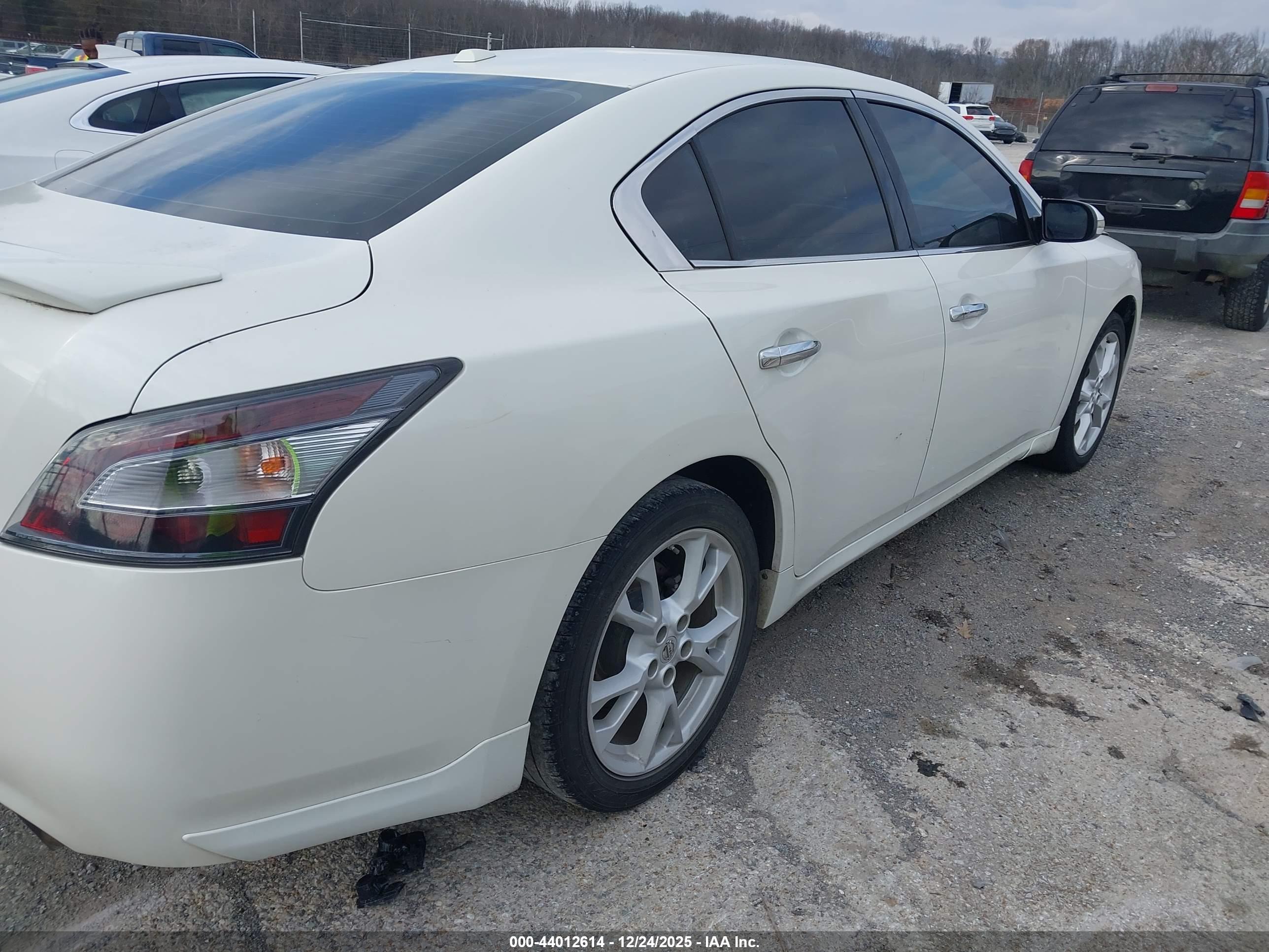 NISSAN MAXIMA image 4