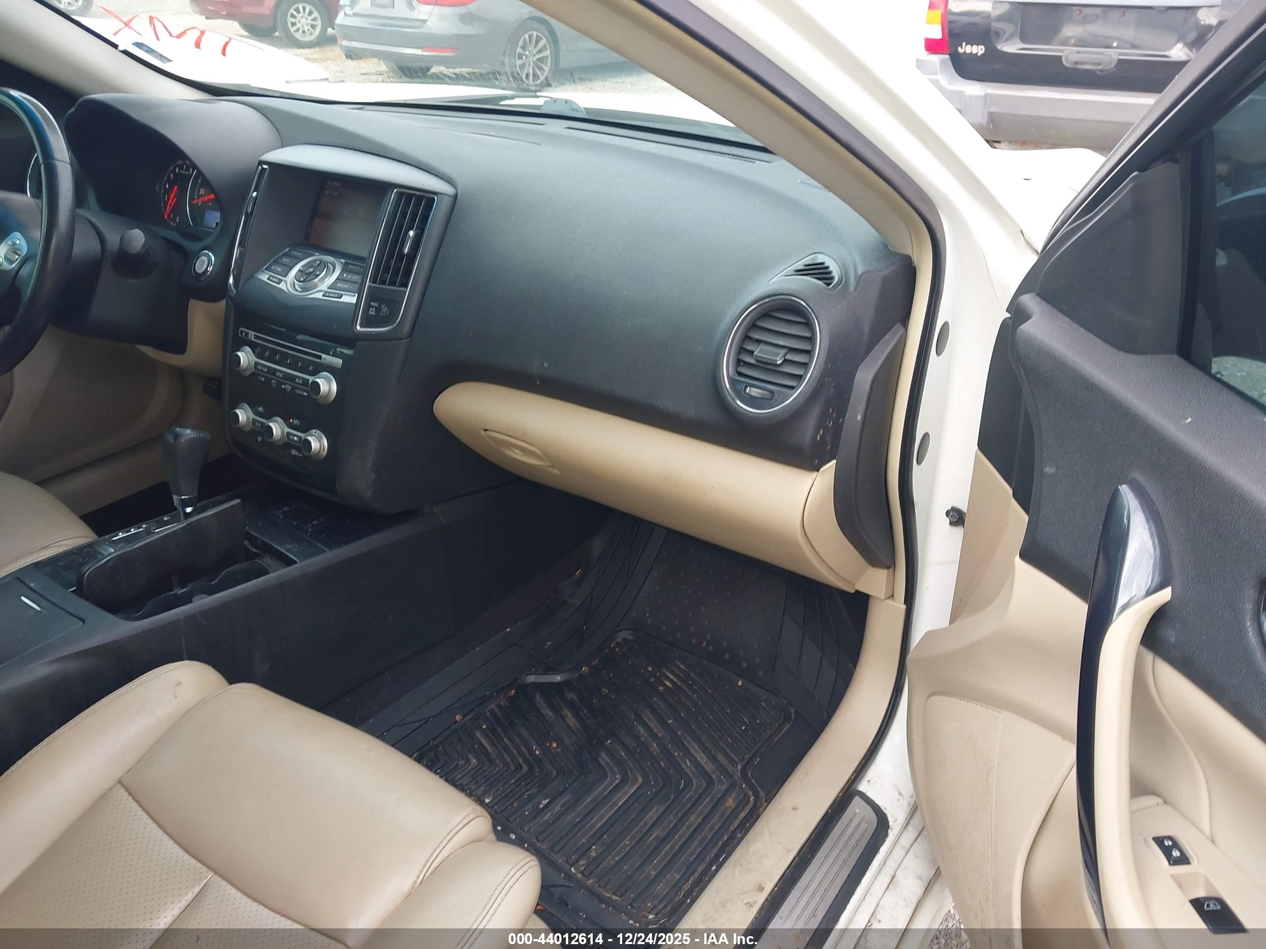 NISSAN MAXIMA image 5