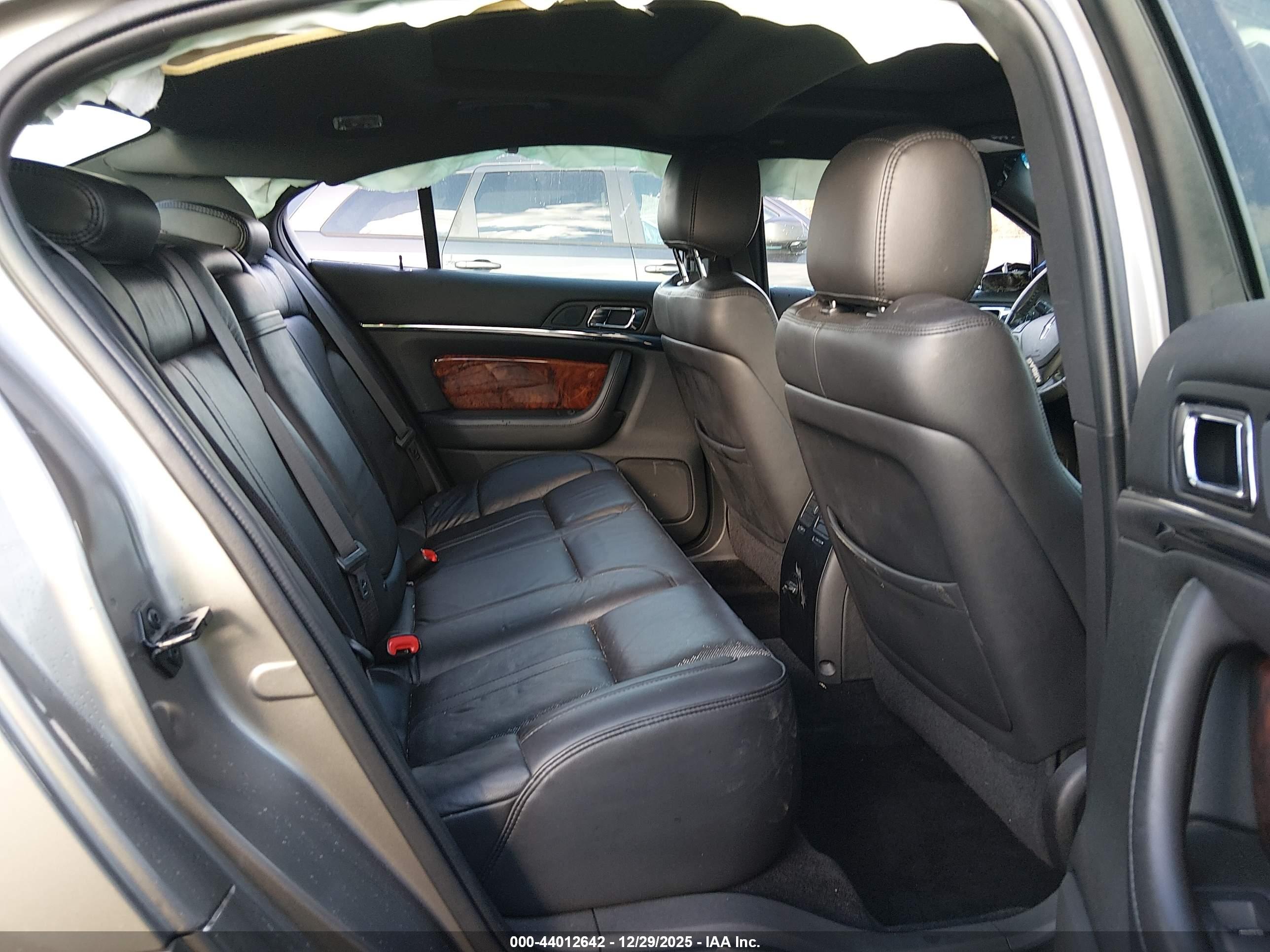 LINCOLN MKS image 8