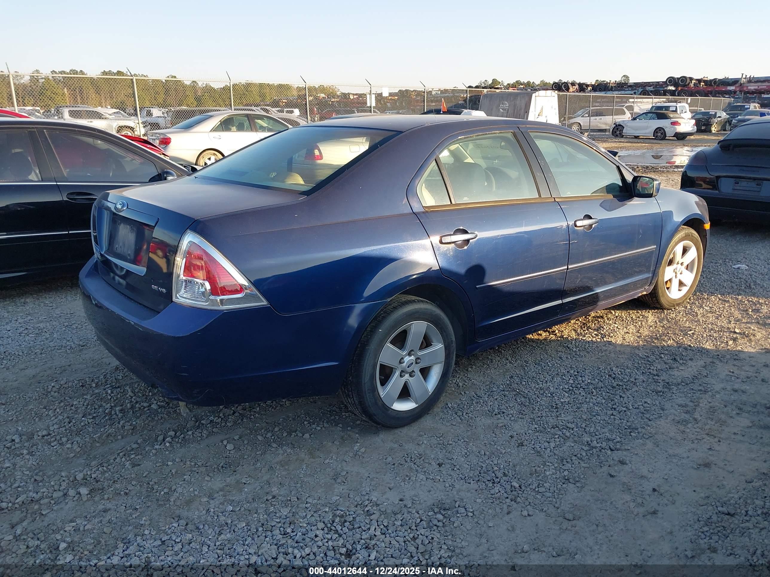 FORD FUSION image 4