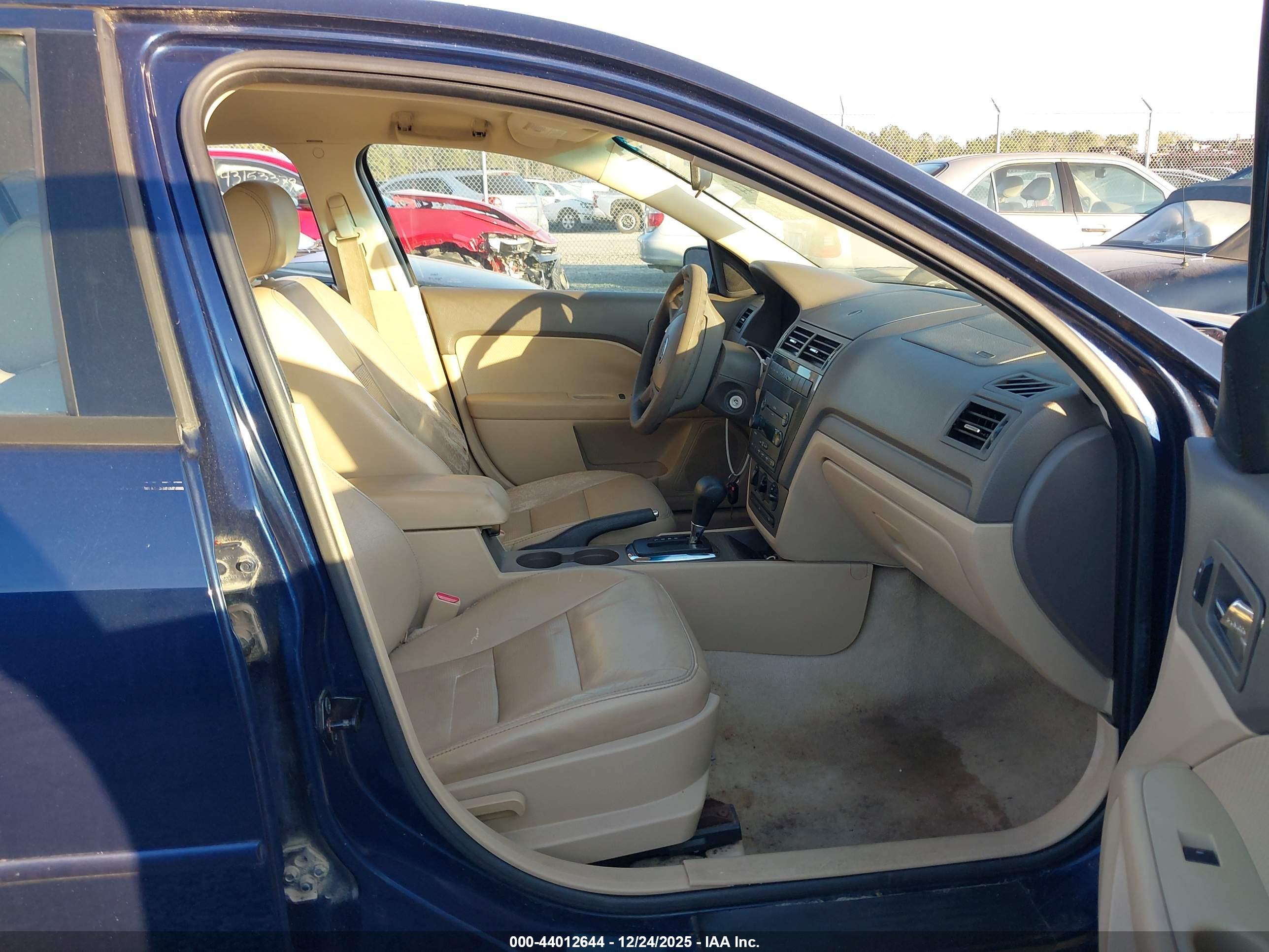FORD FUSION image 5