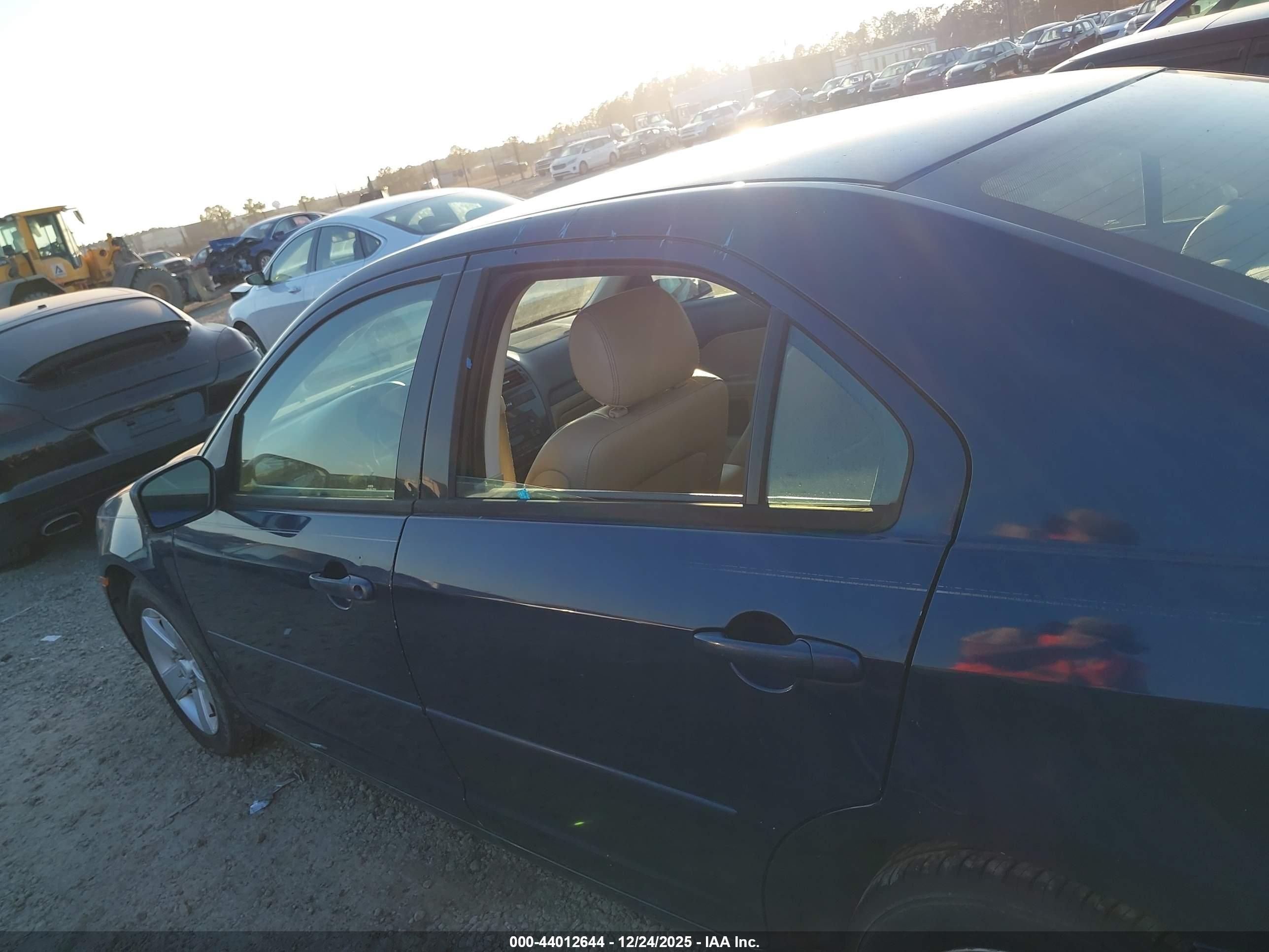 FORD FUSION image 6