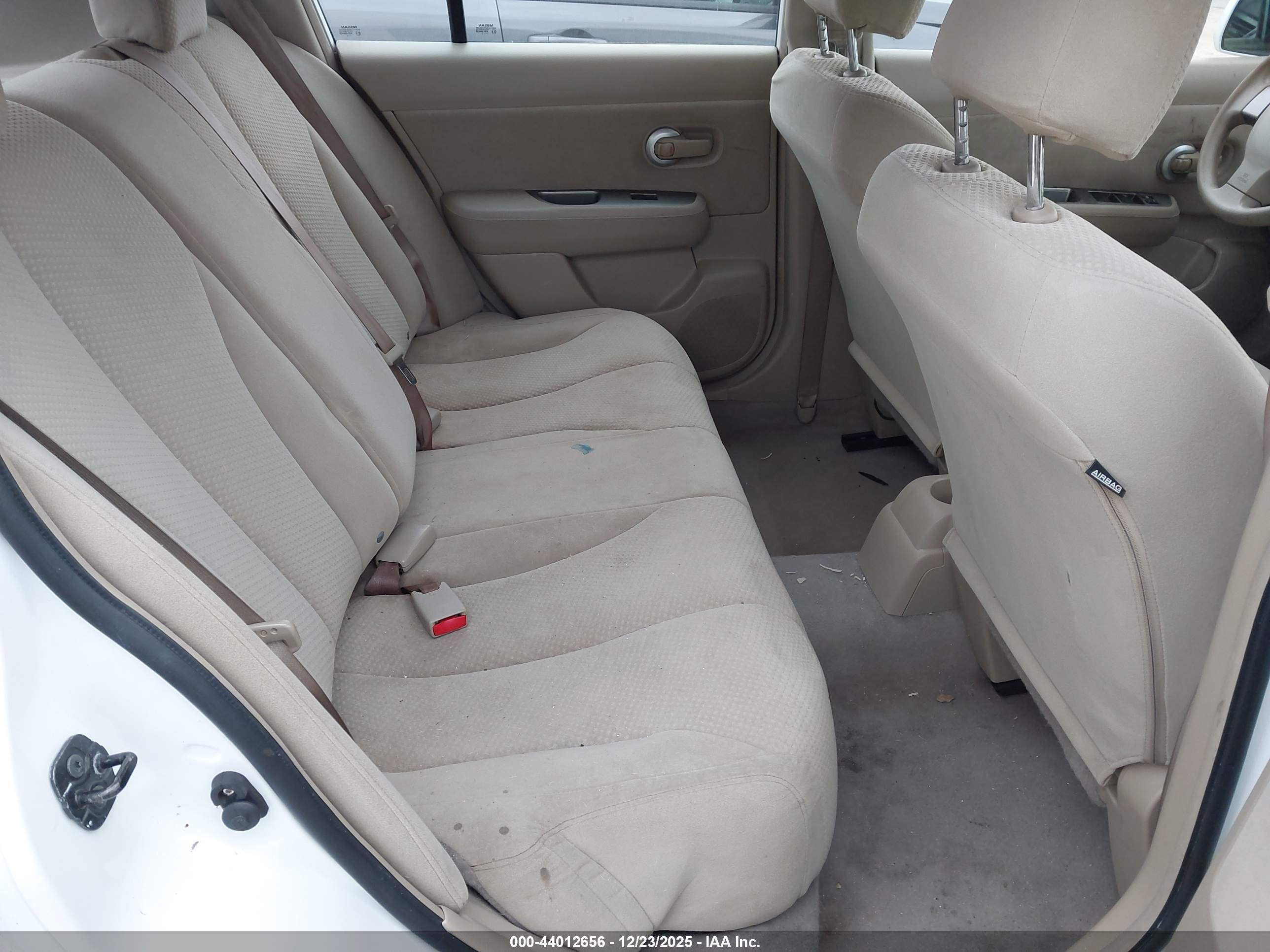 NISSAN VERSA image 8