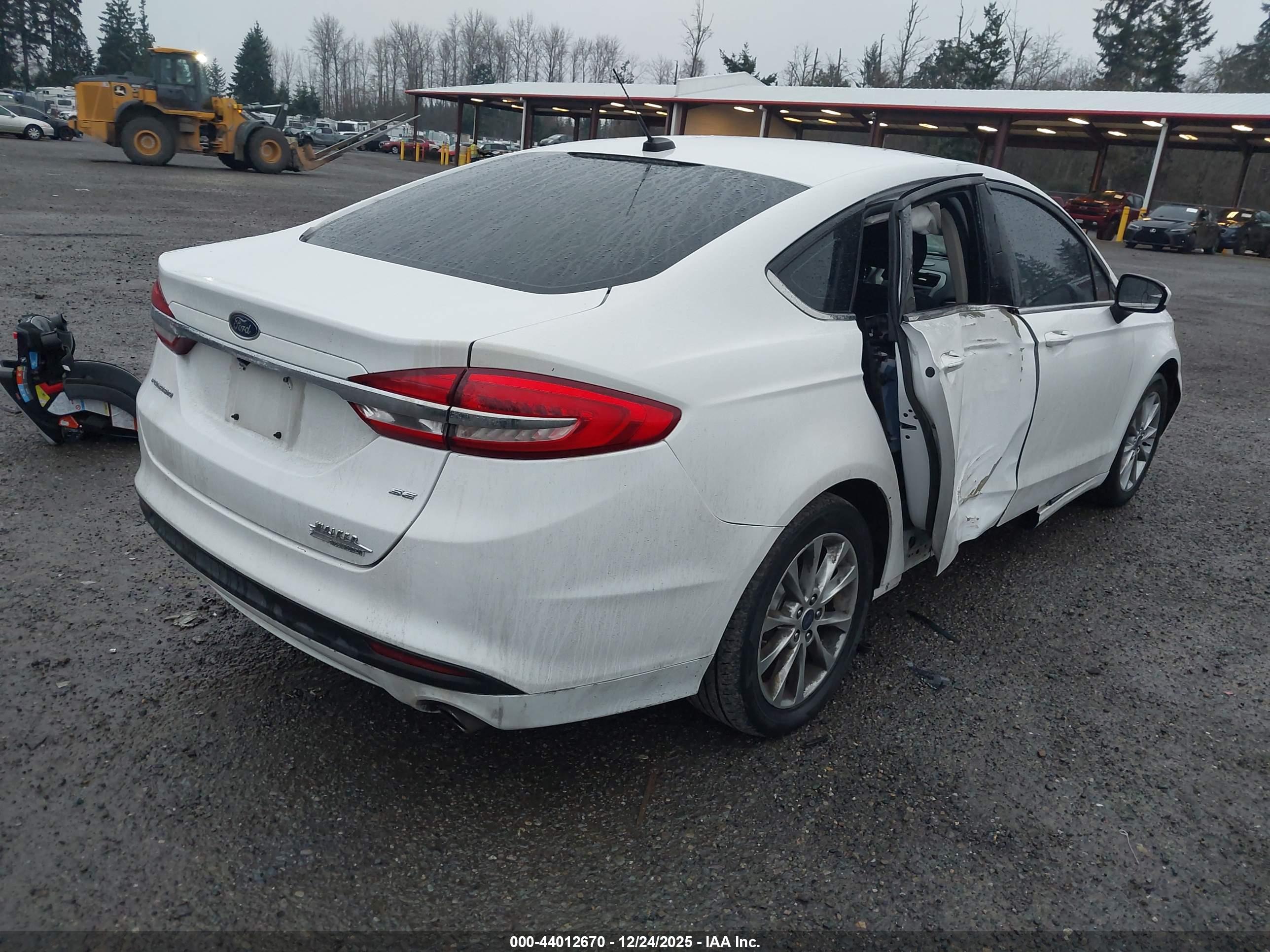FORD FUSION image 4
