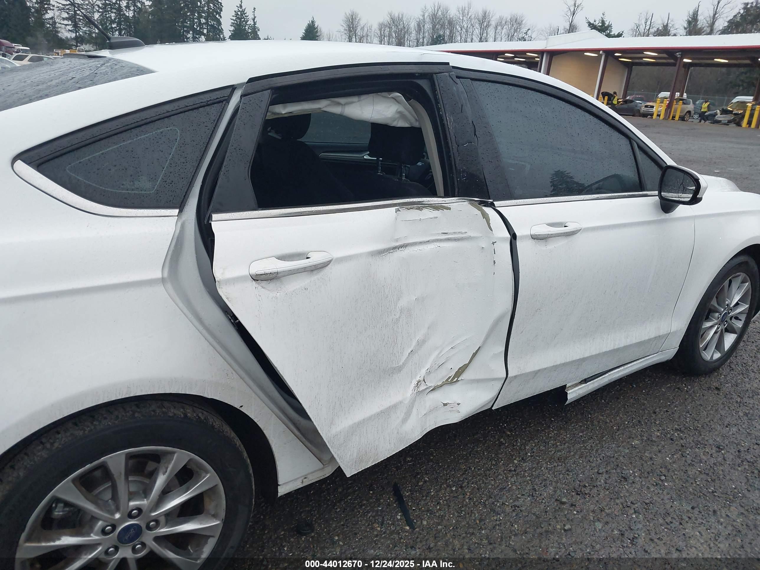 FORD FUSION image 6