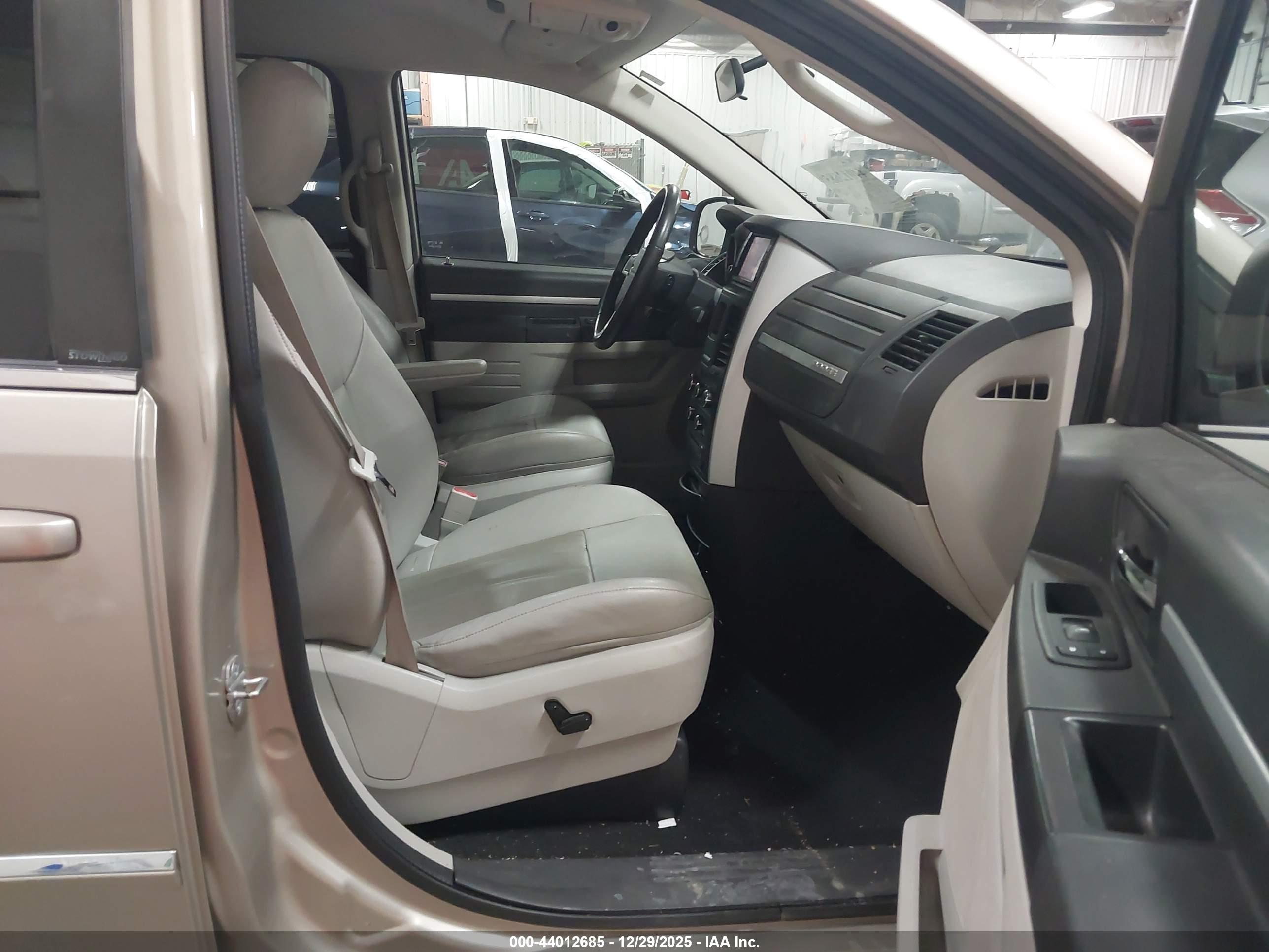 DODGE GRAND image 5