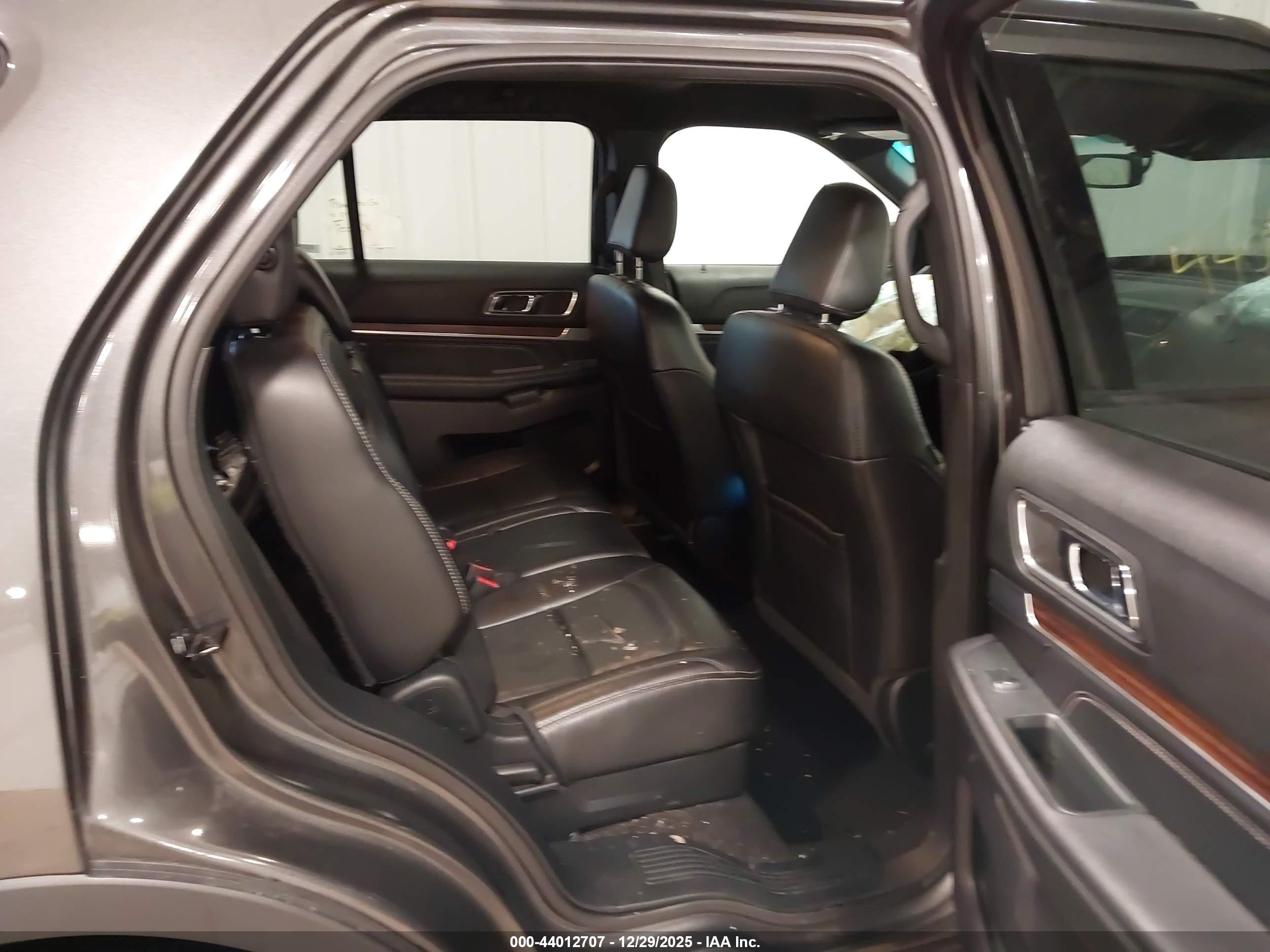 FORD EXPLORER image 8