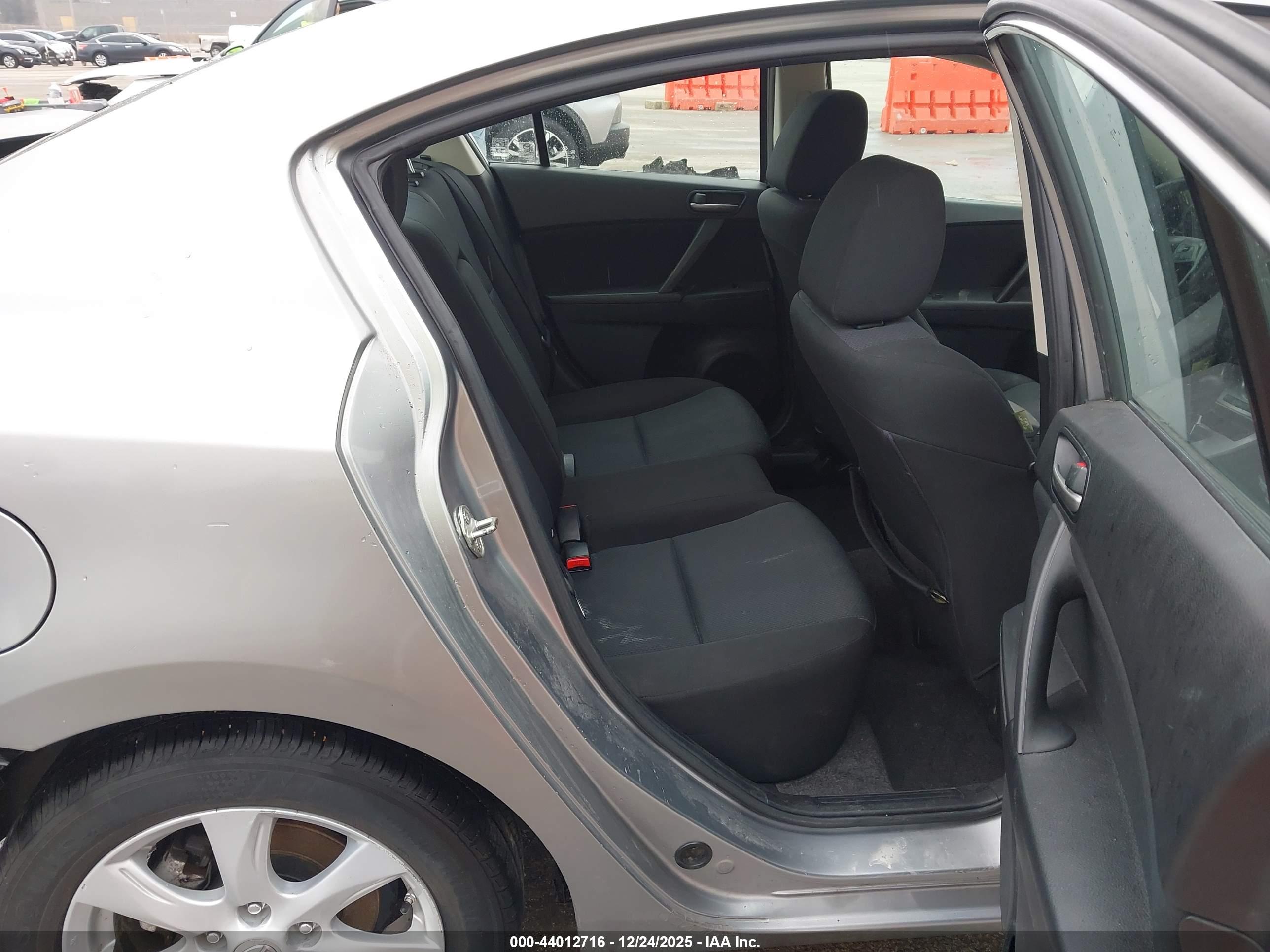 MAZDA MAZDA3 image 8
