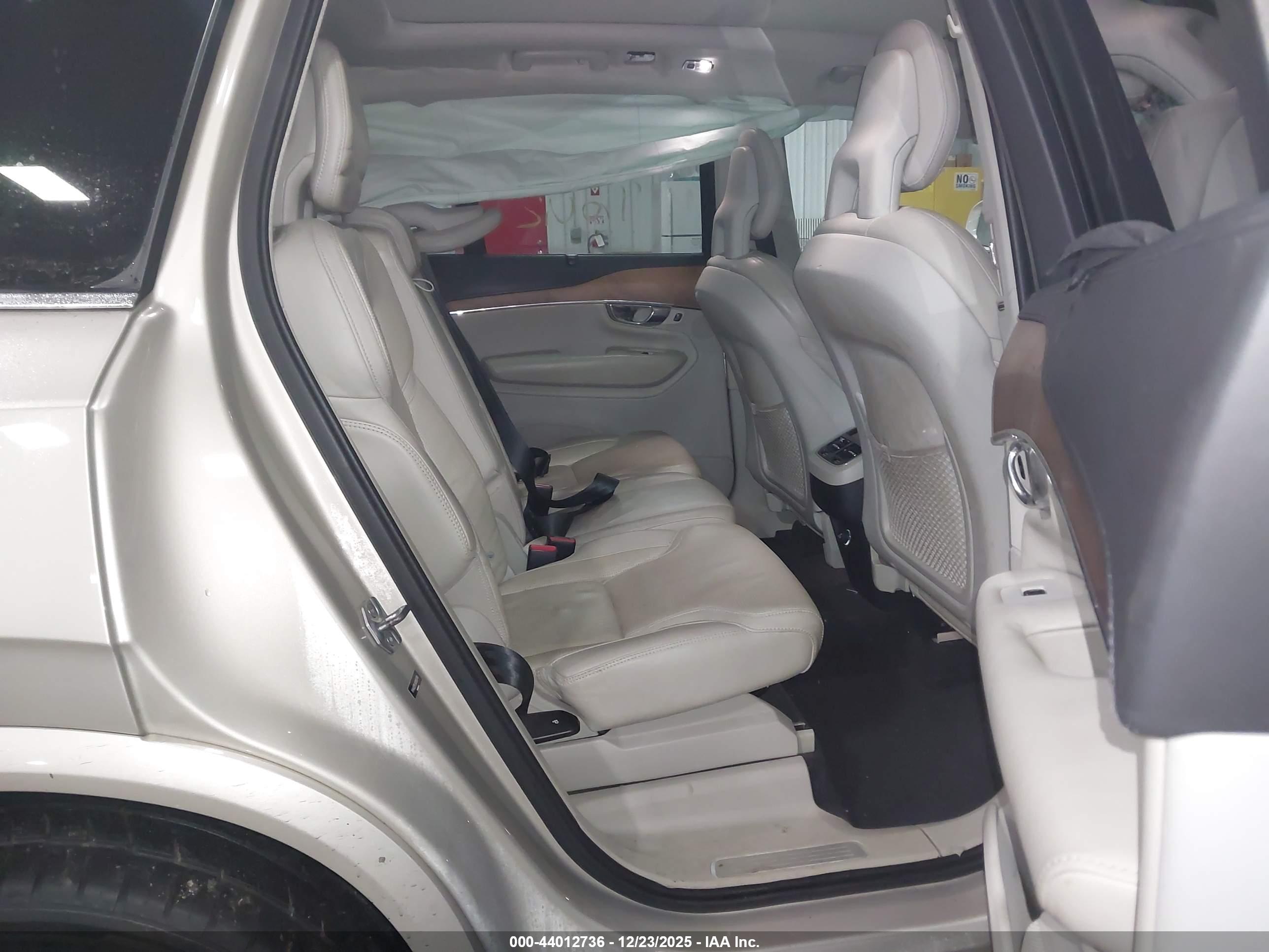 VOLVO XC90 image 8