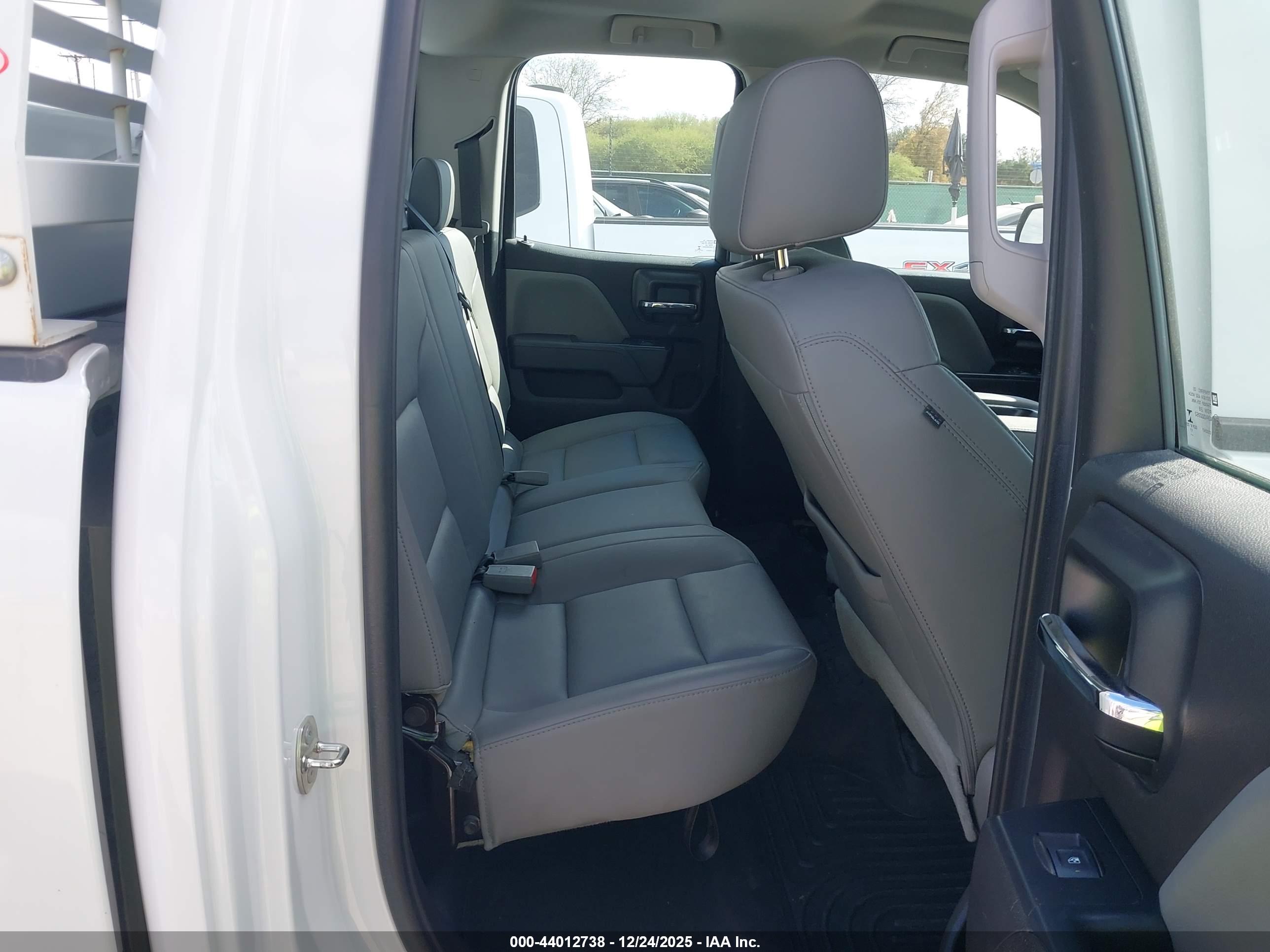 CHEVROLET SILVERADO image 8