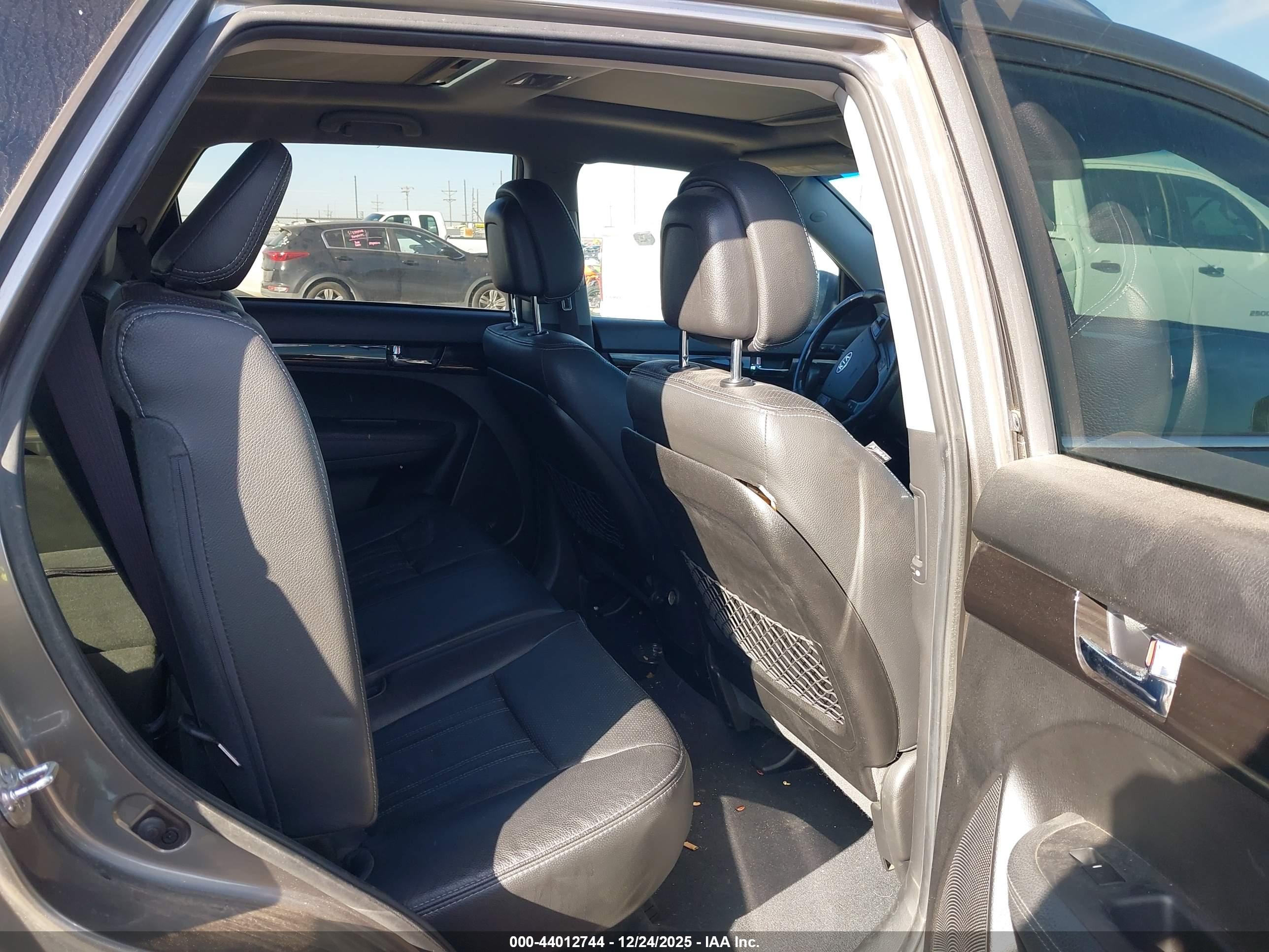 KIA SORENTO image 8