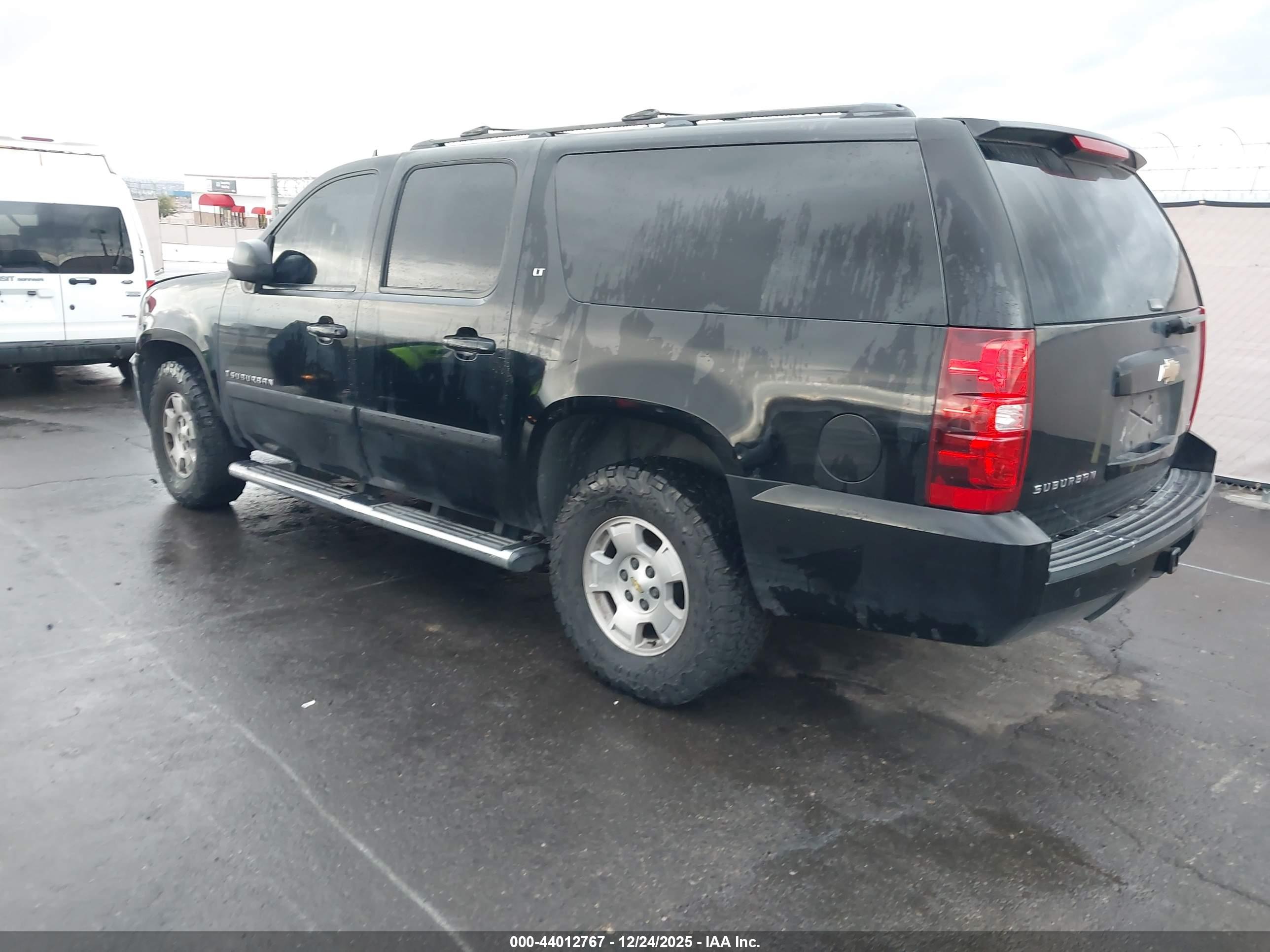 CHEVROLET SUBURBAN image 3