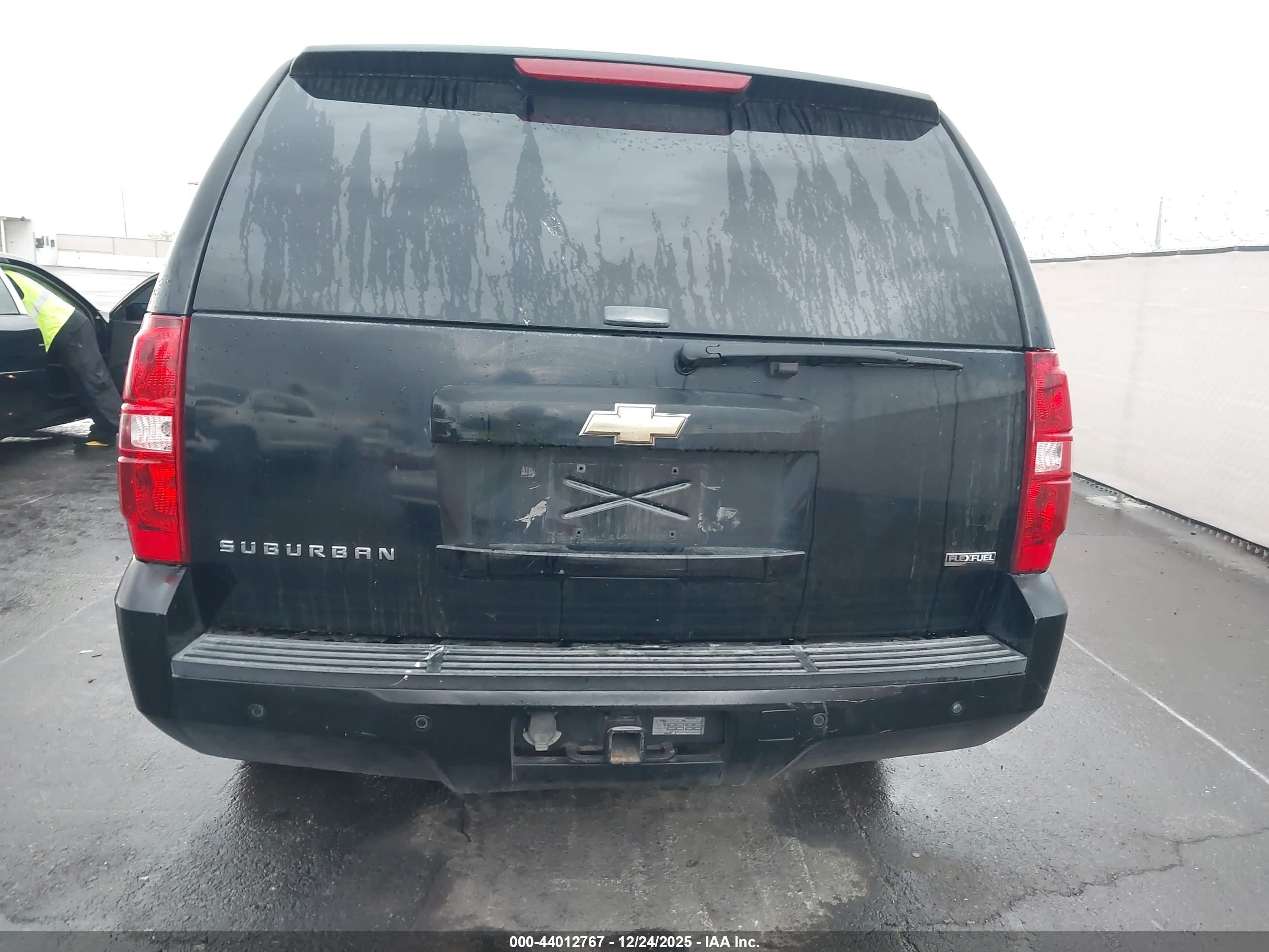 CHEVROLET SUBURBAN image 6