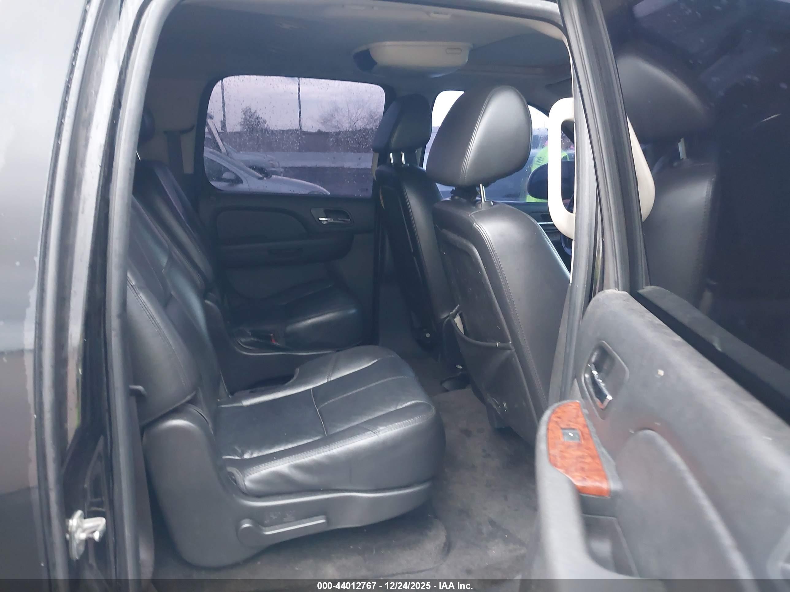 CHEVROLET SUBURBAN image 8