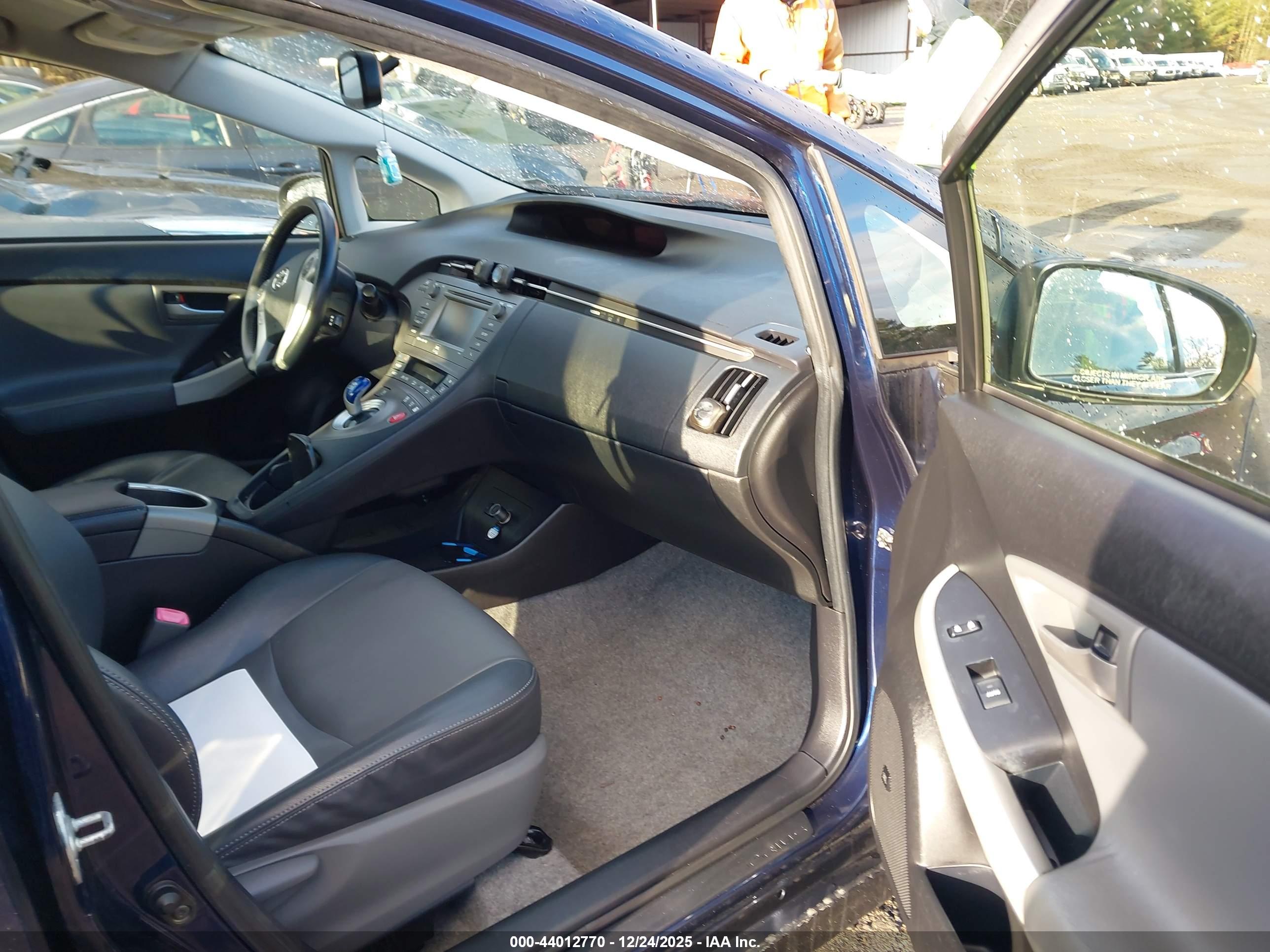 TOYOTA PRIUS image 5