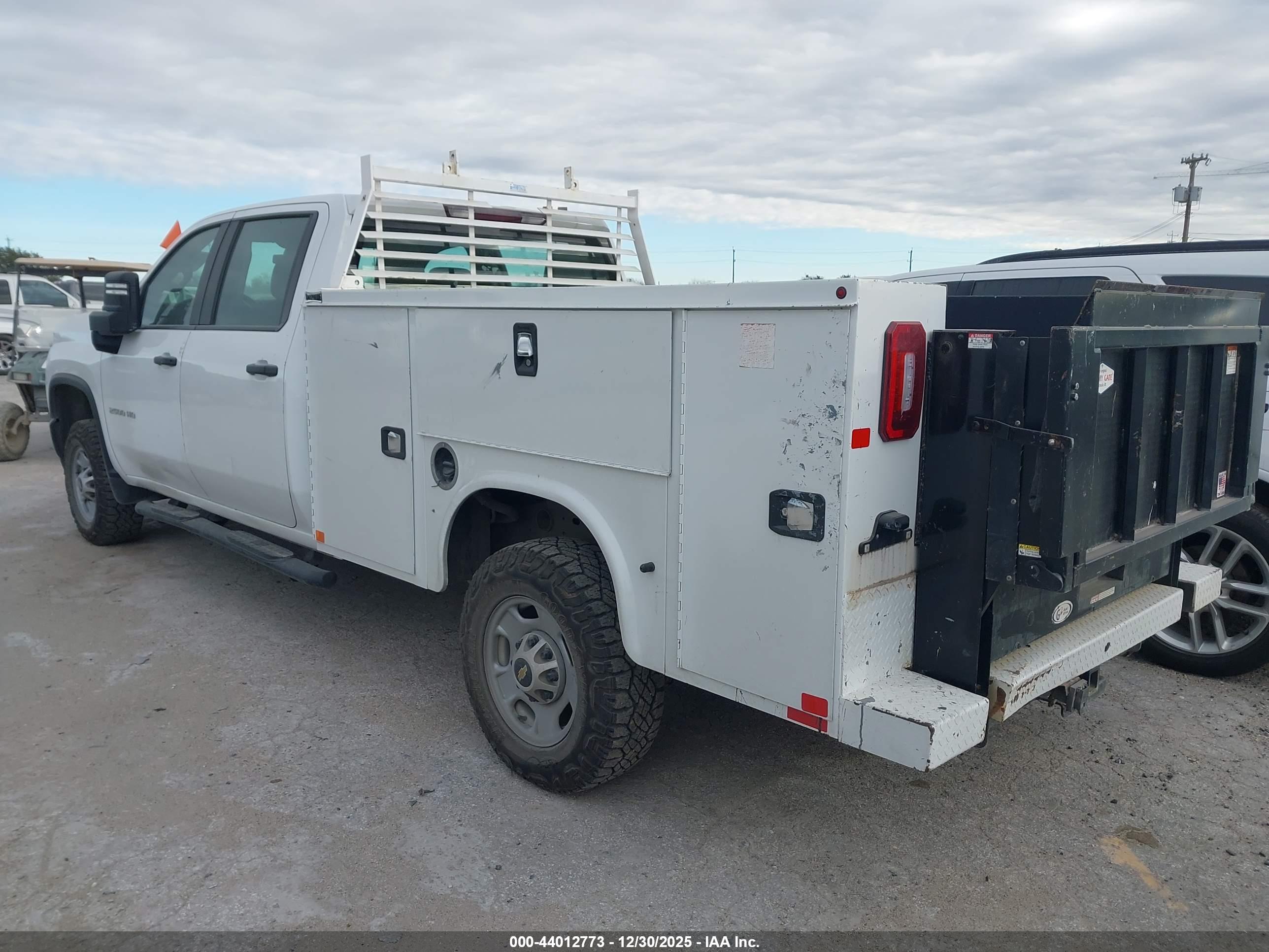CHEVROLET SILVERADO image 3
