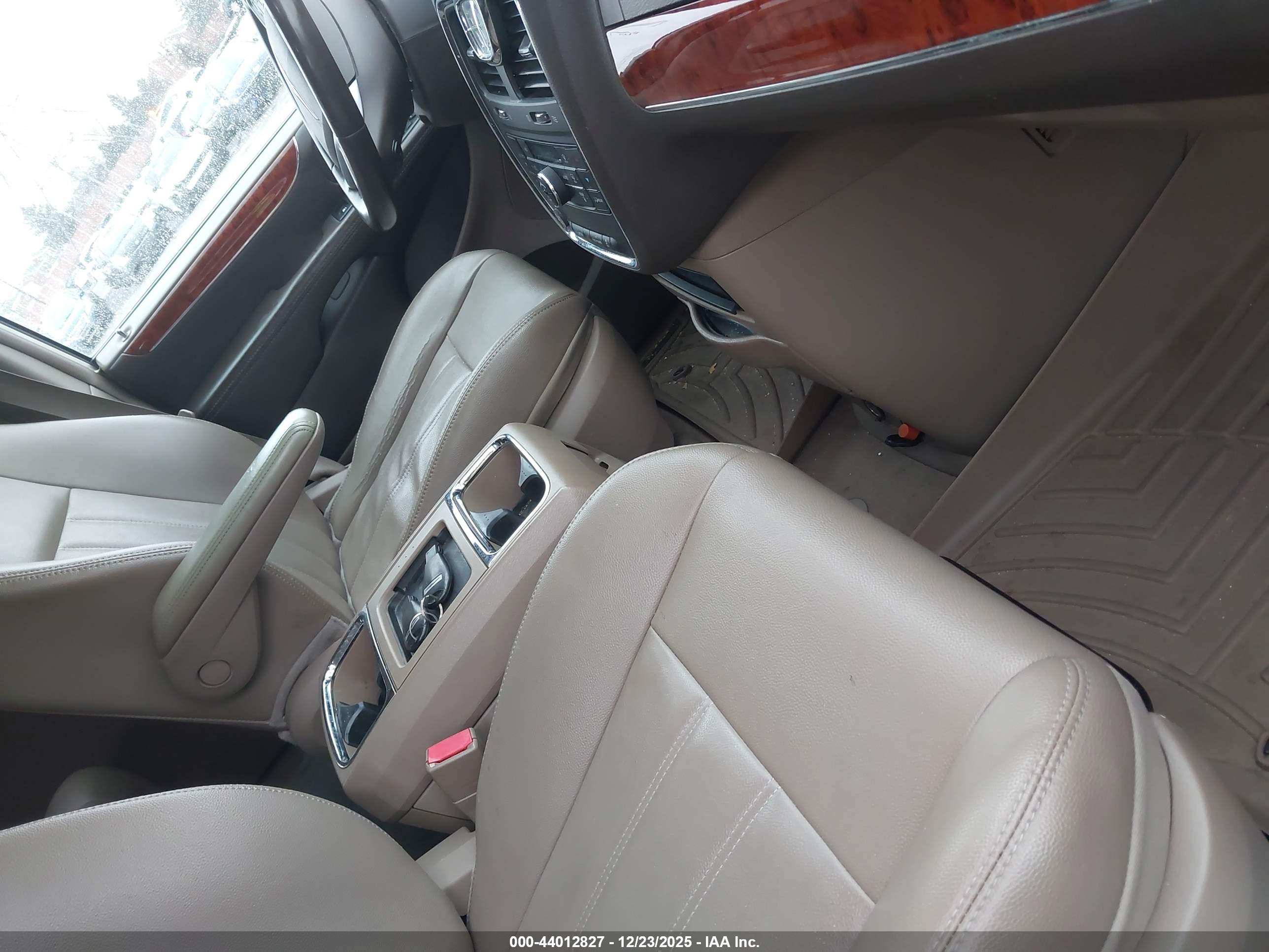 CHRYSLER TOWN image 5