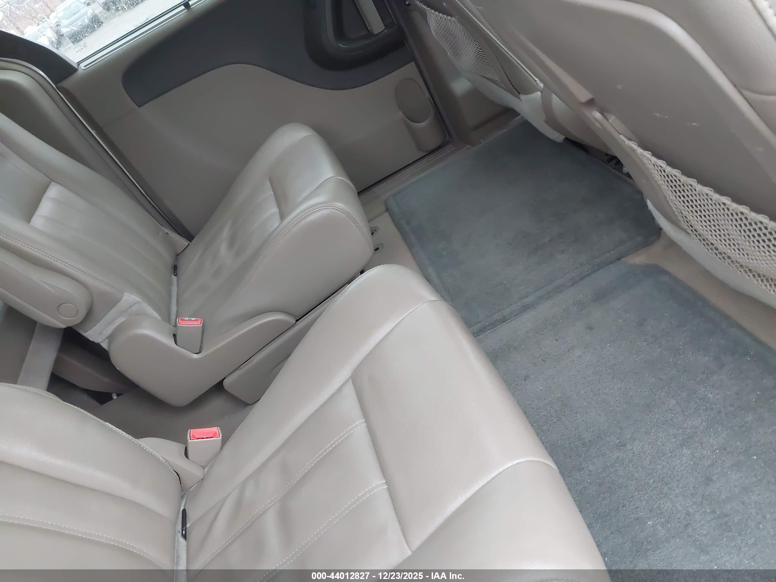 CHRYSLER TOWN image 8