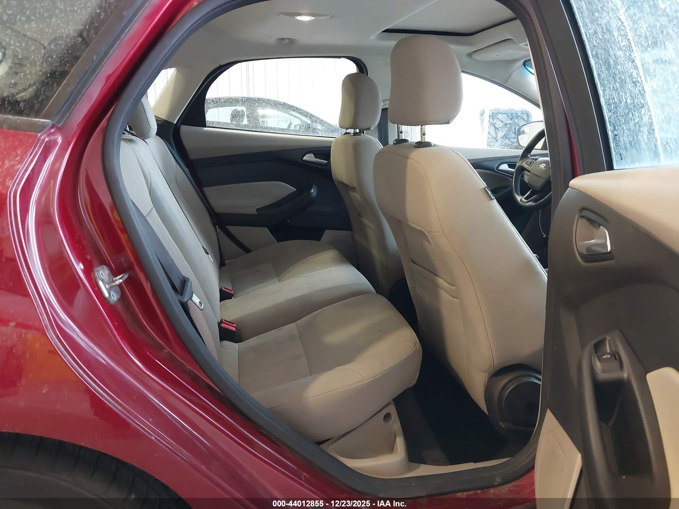 FORD FOCUS image 8