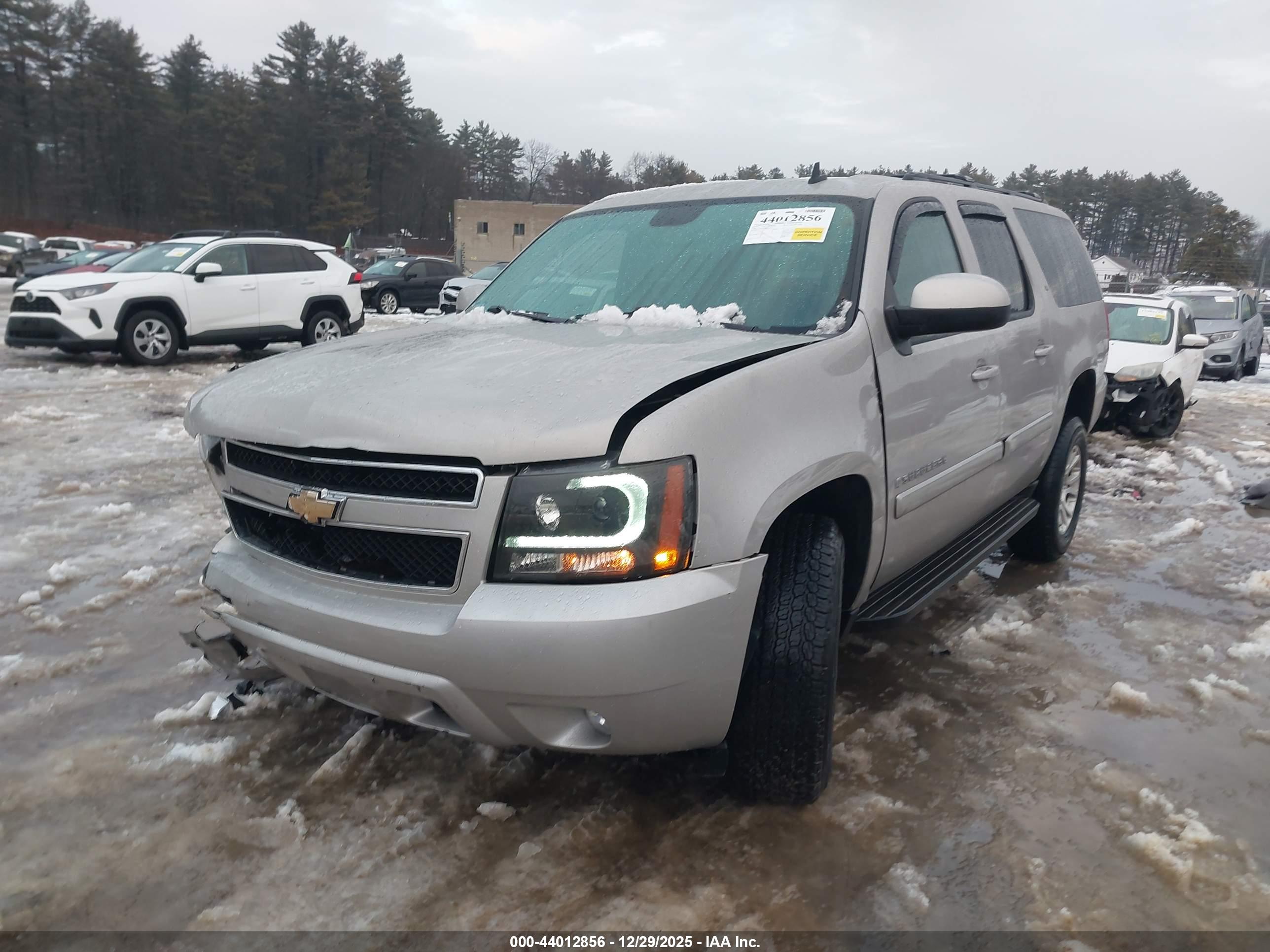 CHEVROLET SUBURBAN image 2